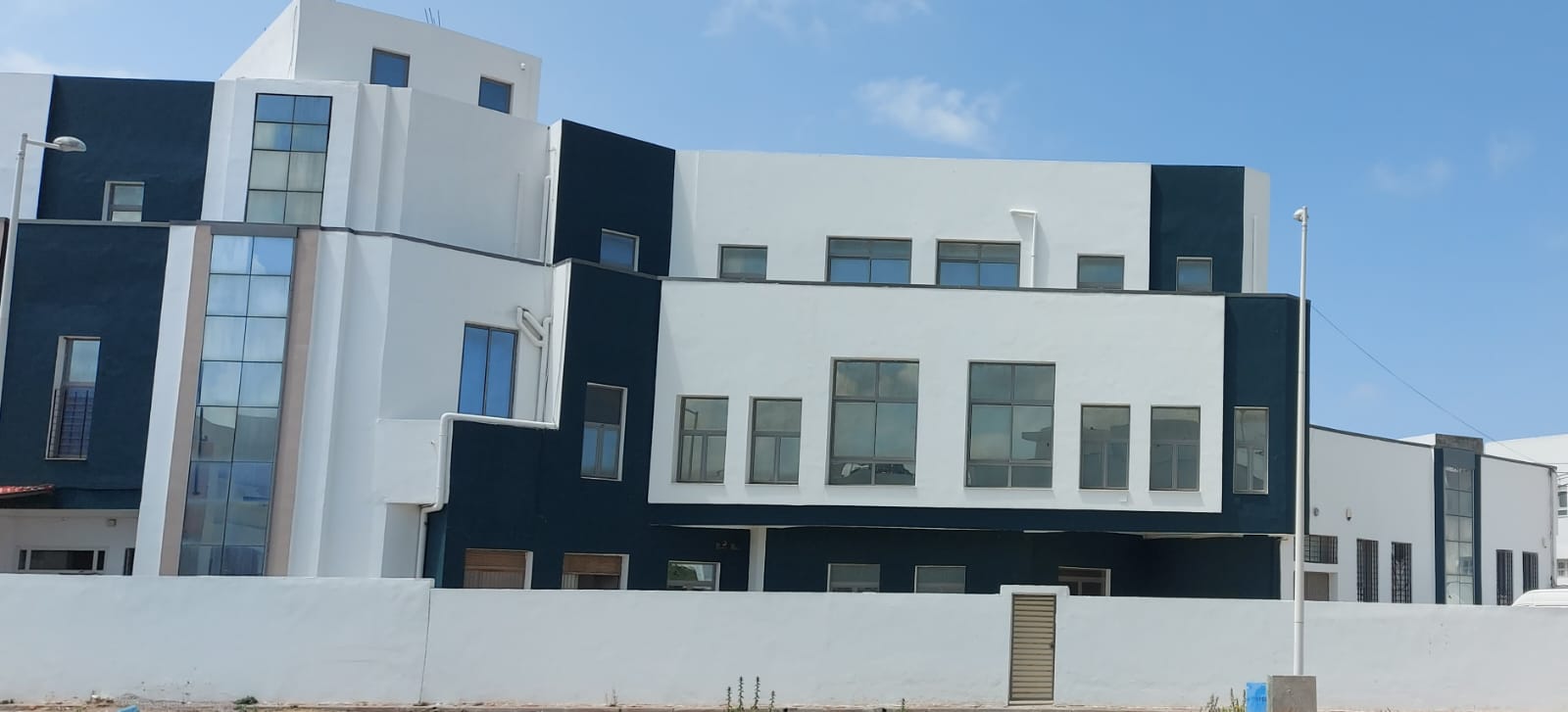 La Soukra Chotrana 3 Location Surfaces Batiment r et 2 tages  open space a usage d'ecole