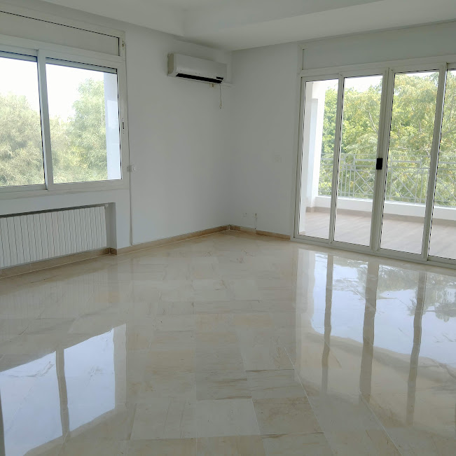 La Marsa Gammart Location Appart. 5 pices+ Trs joli appartement retap  la marsa