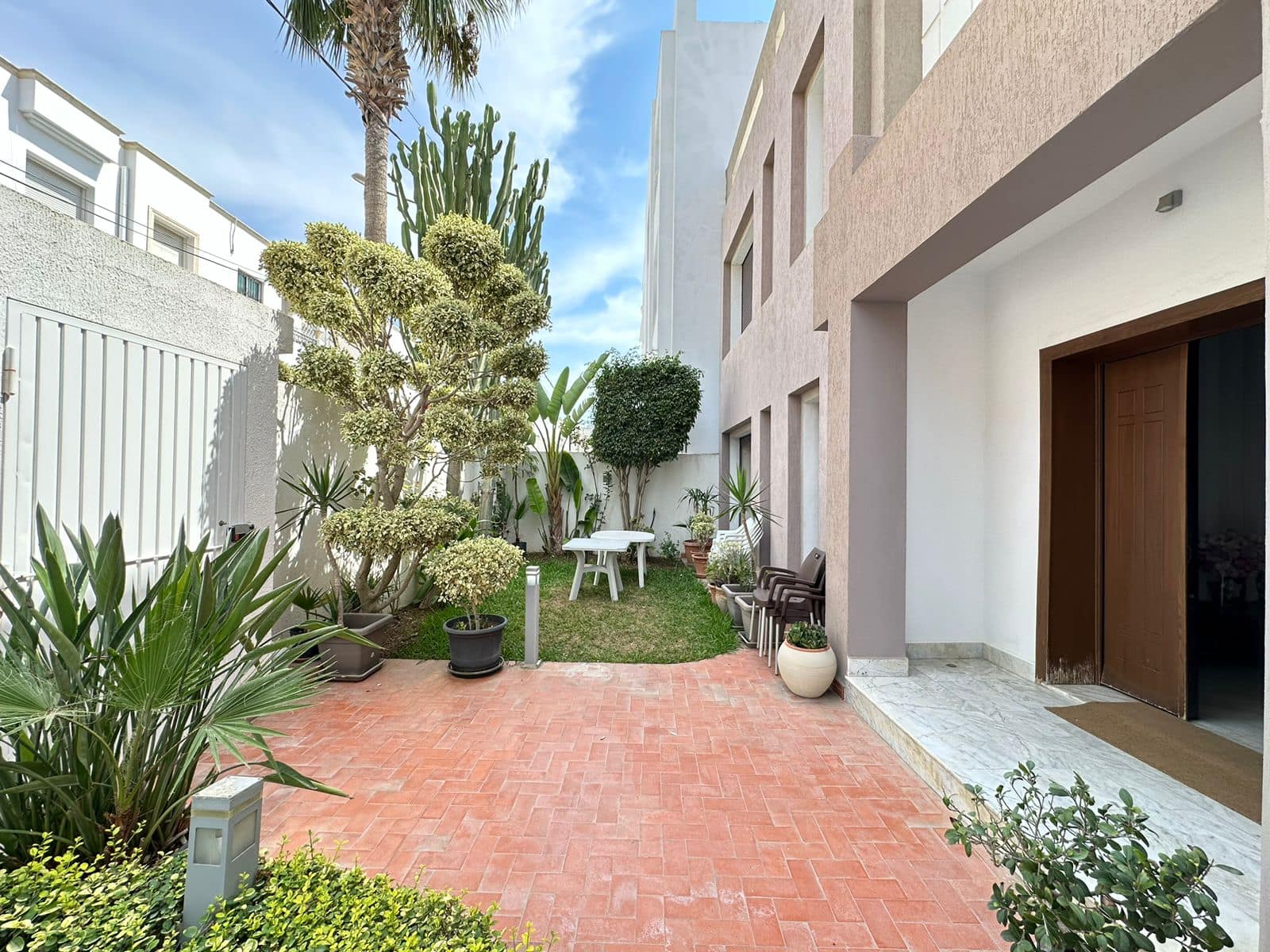 La Marsa El Aouina Location Maisons Villa vide ou meubl s5  ac jardin  aouina