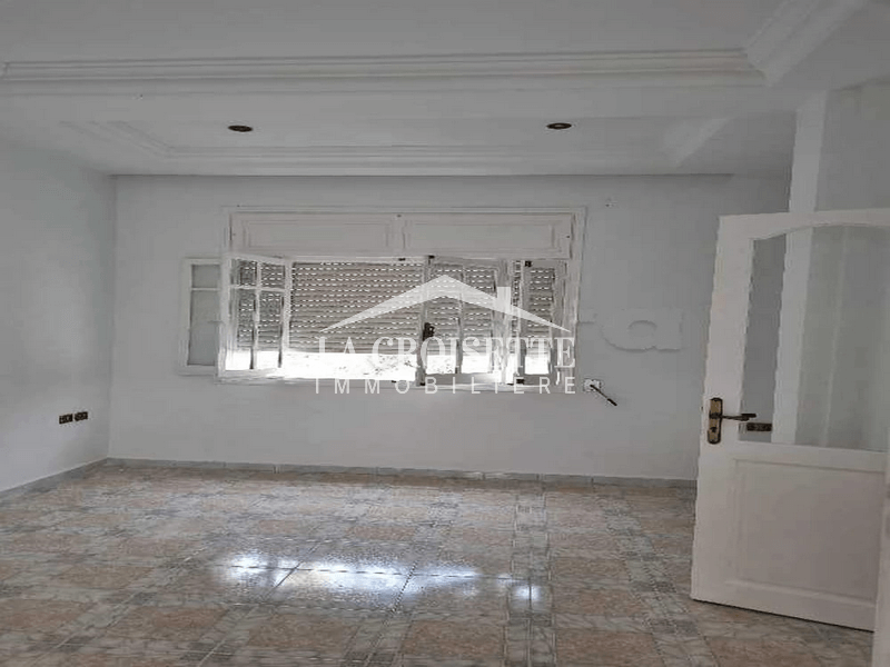 Ain Zaghouan Ain Zaghouan Bureaux & Commerces Bureau Un bureau h3 au rez de chausse zbl0472