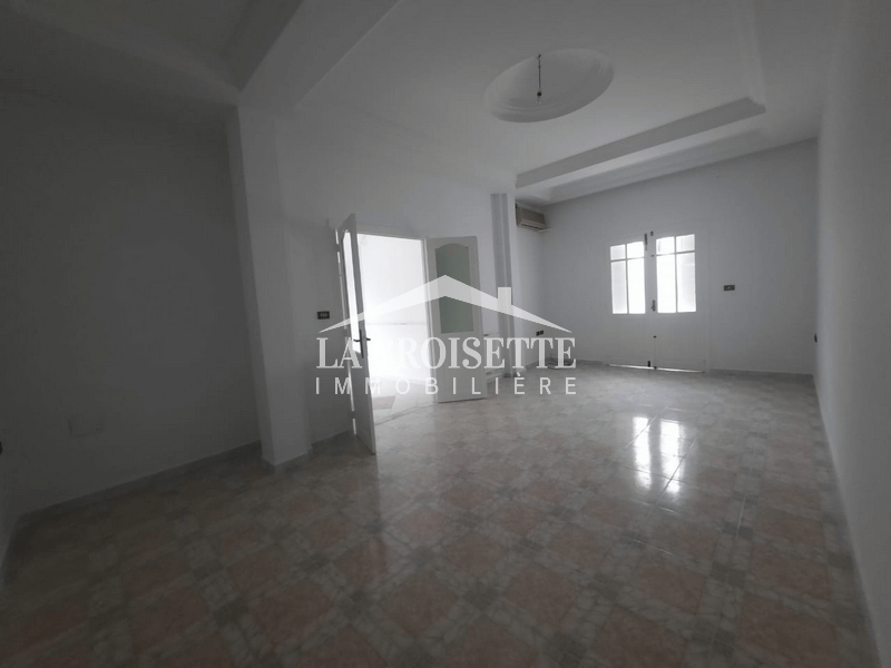 Ain Zaghouan Ain Zaghouan Bureaux & Commerces Bureau Un bureau h3 au rez de chausse zbl0472