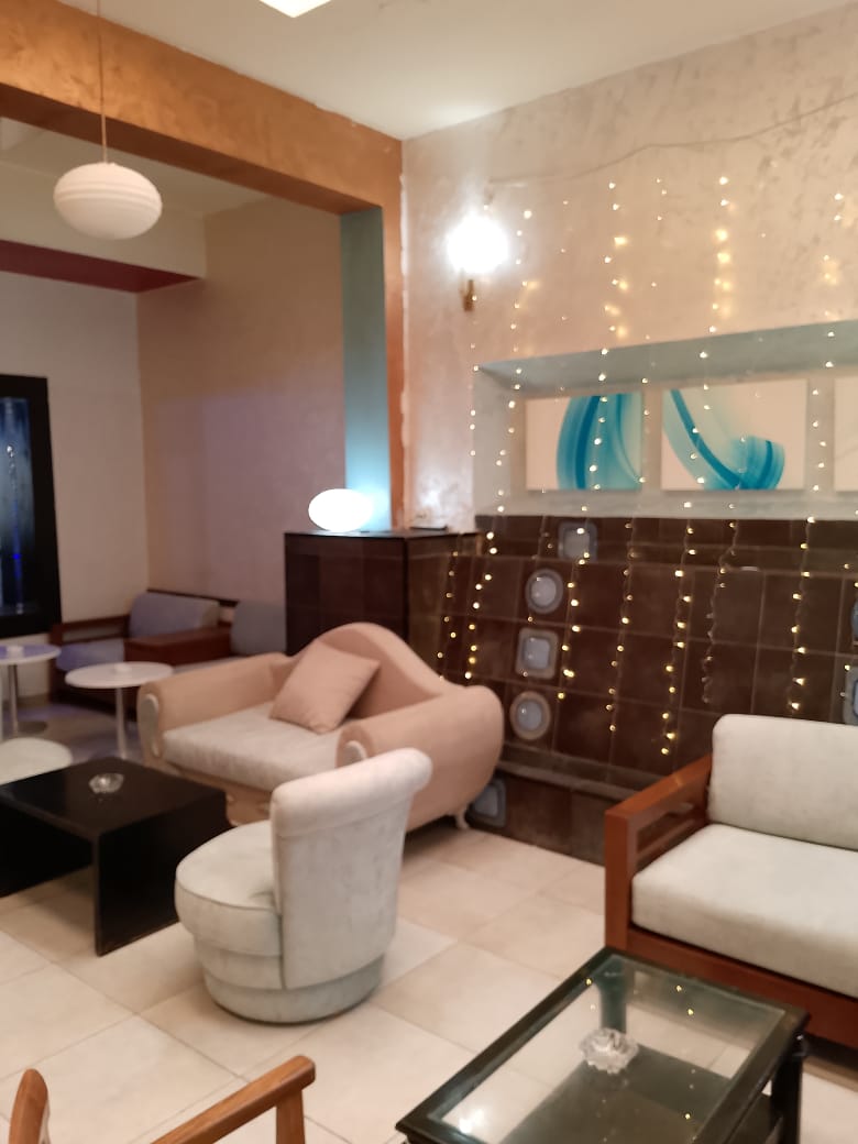 Le Bardo Le Bardo Autre Autre Serveuse pour salon de th espace tudiant
