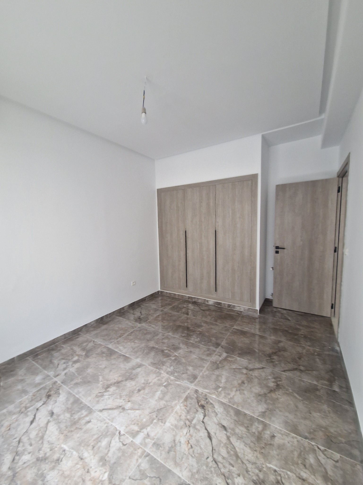 Ariana Ville Cite Ennasr 2 Location Appart. 5 pices+ Ennasr 2  appt s3 neuf jamais habit