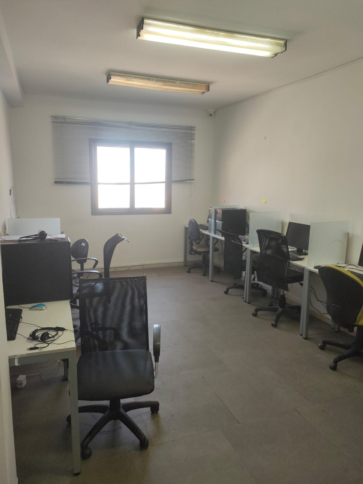 Bab Bhar Bab Bhar Bureaux & Commerces Bureau Plateau centre d'appel au laboratoire