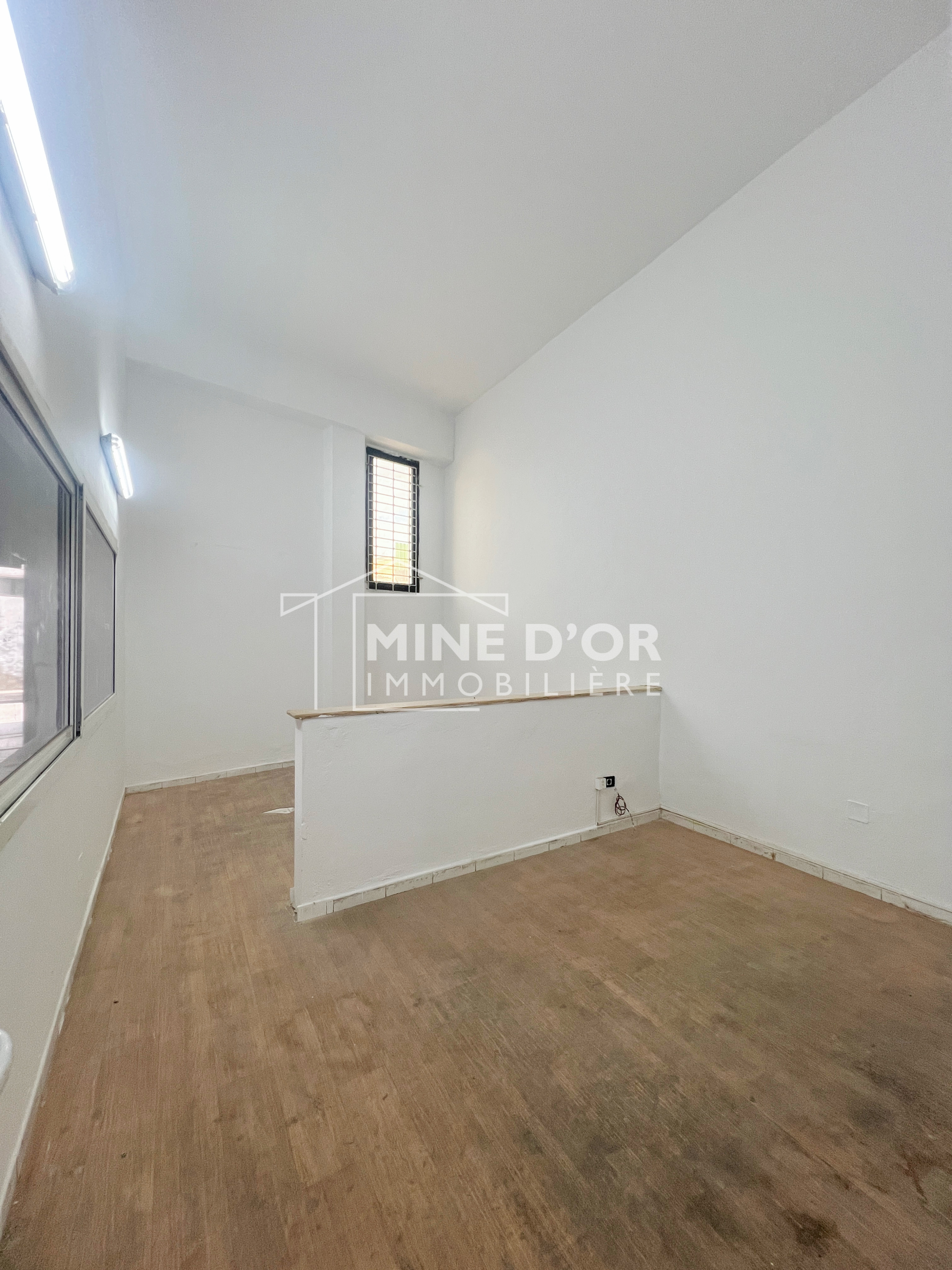 La Soukra Charguia 1 Bureaux & Commerces Surfaces Al un dpt au rdc  charguia 1