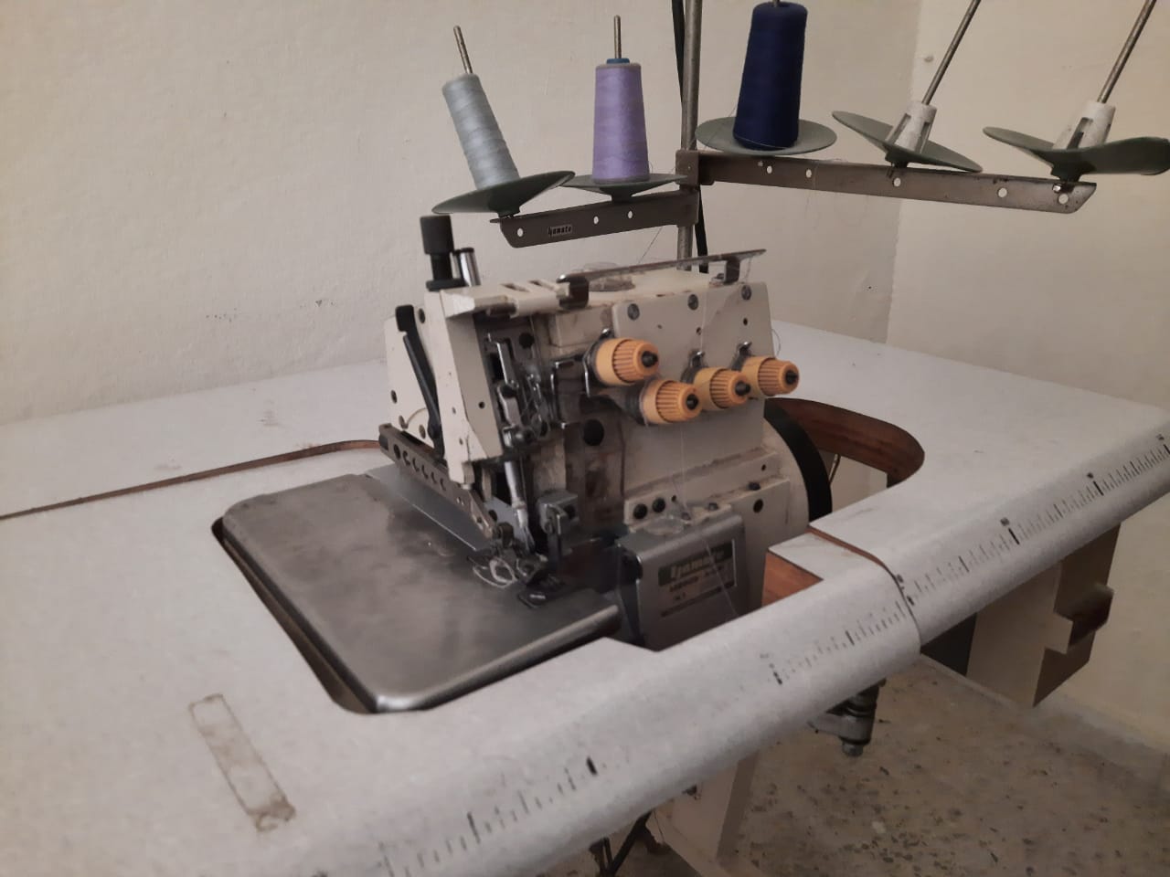 Le Bardo Le Bardo Autre Autre Machine surjet 5 fils couture