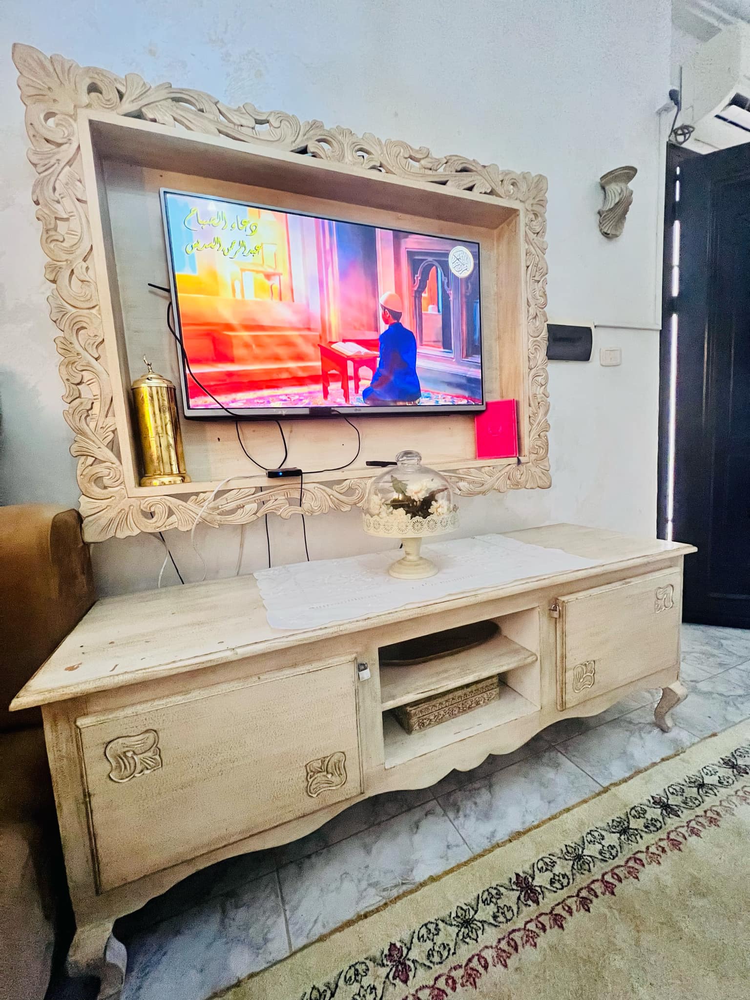 El Omrane Superieur Cite Ibn Khaldoun I Objets de dcoration Dcoration intrieure Table est cadre pour tv