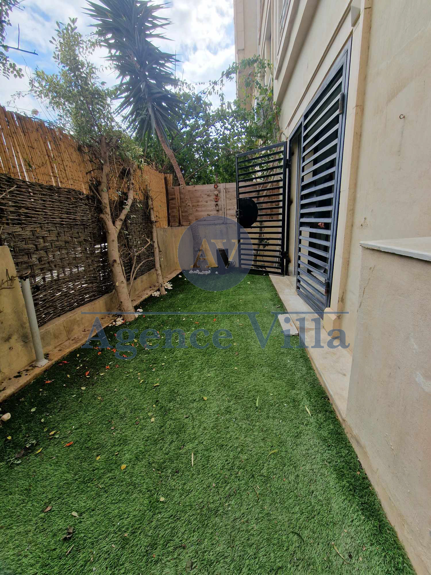 Ain Zaghouan Ain Zaghouan Location Appart. 4 pices Un duplex s3 avec jardin  ain zaghouan nord