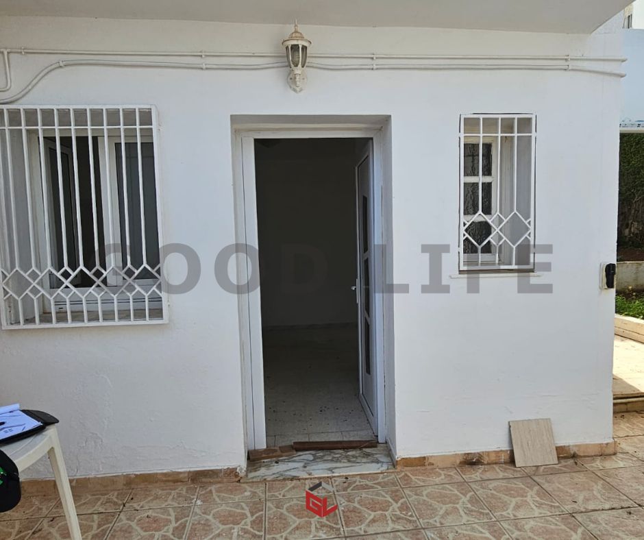Ariana Ville Cite Ennasr 2 Bureaux & Commerces Bureau Hall1 au rez de jardin d'une villa  ennasr