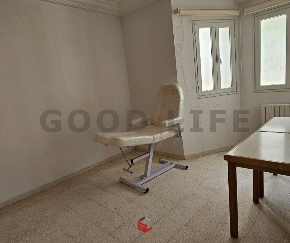 Ariana Ville Cite Ennasr 2 Bureaux & Commerces Bureau Hall1 au rez de jardin d'une villa  ennasr