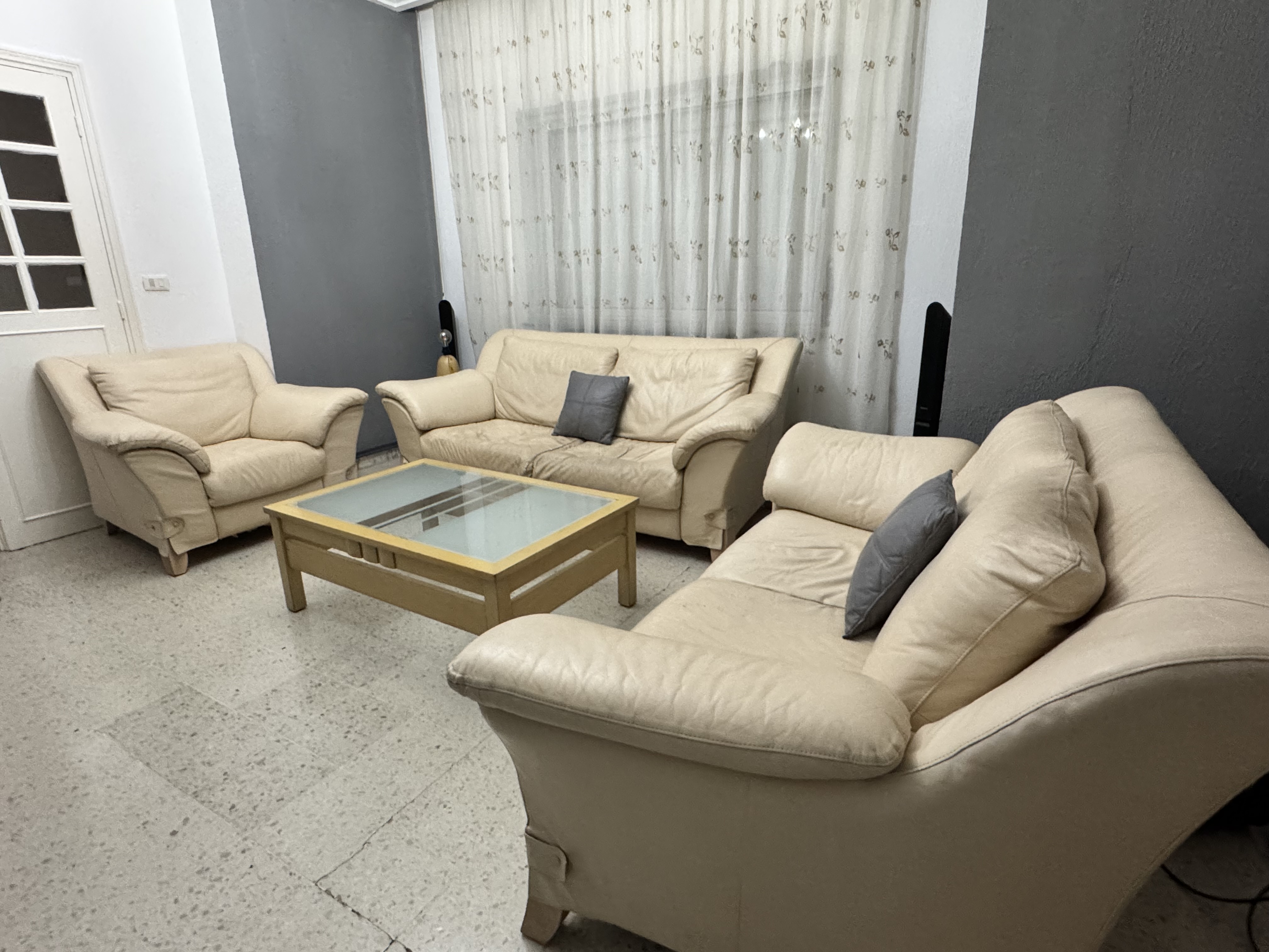 La Marsa Cite Des Juges 2 Salon - Salle  manger  Salons Salon en cuire et table basse
