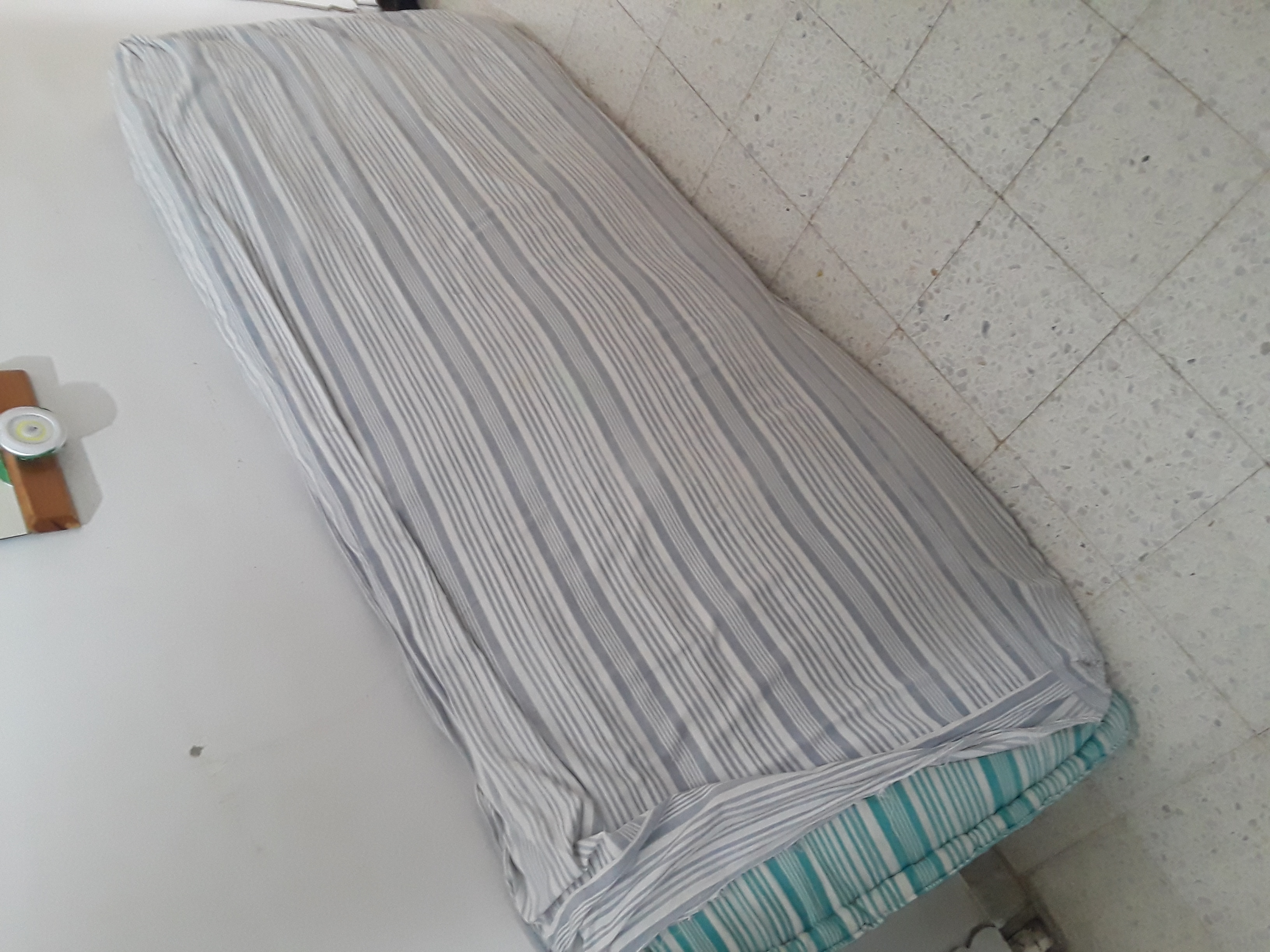 Ariana Ville El Menzah 5 Chambres  coucher Lits Lit d'occasion  une place