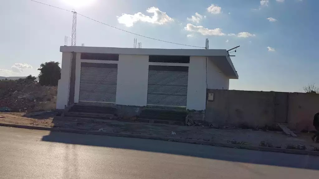 La Soukra Borj Louzir Bureaux & Commerces Atelier,Garage Dpt  sur la route principale complexe sportif
