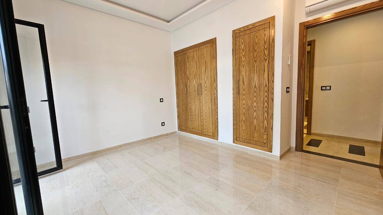La Soukra La Soukra Location Appart. 4 pices S3 neuf grand terrasse soukra