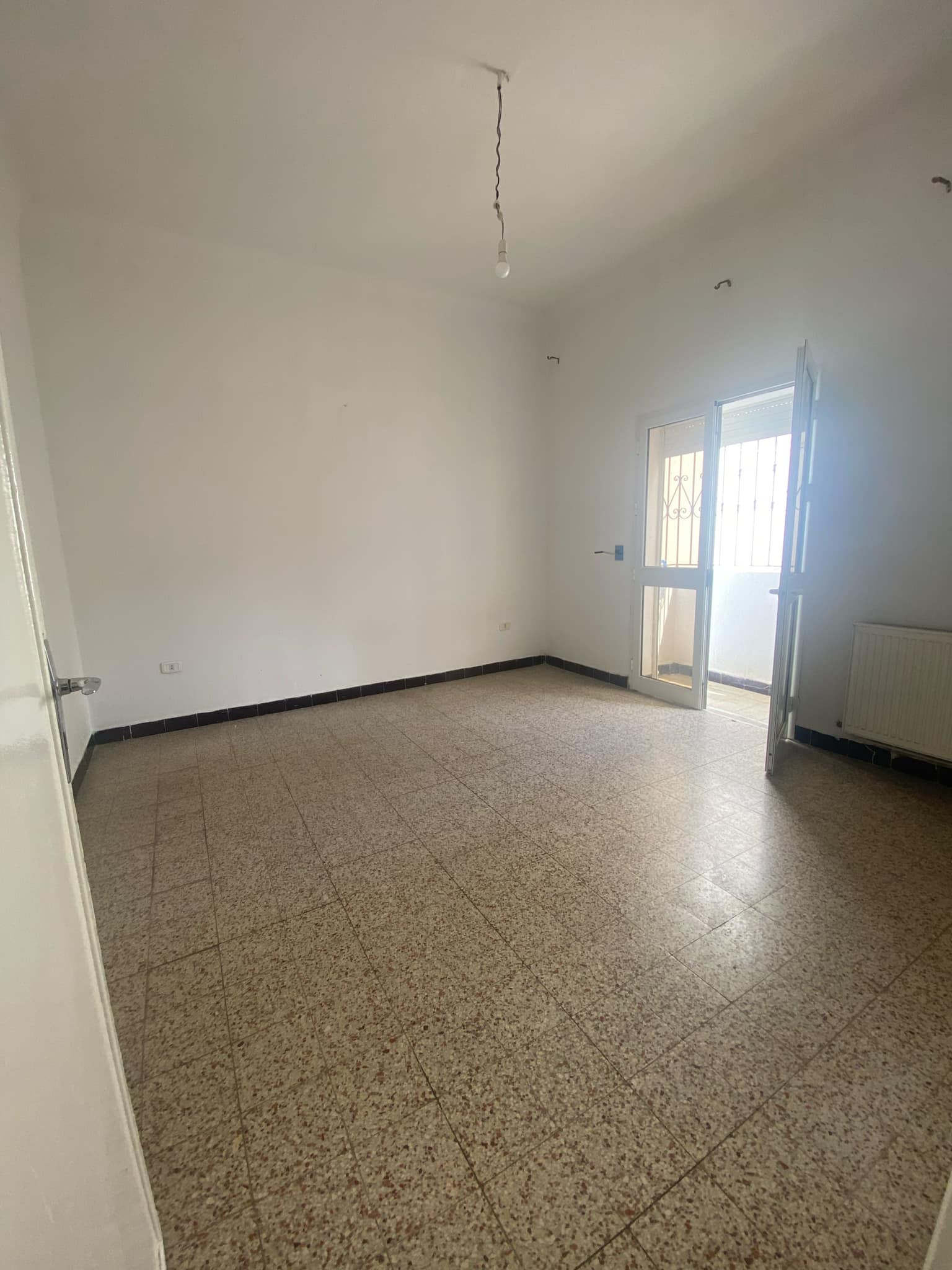 Bab Bhar Hedi Chaker Location Appart. 3 pices Un hall 2 a lafayette