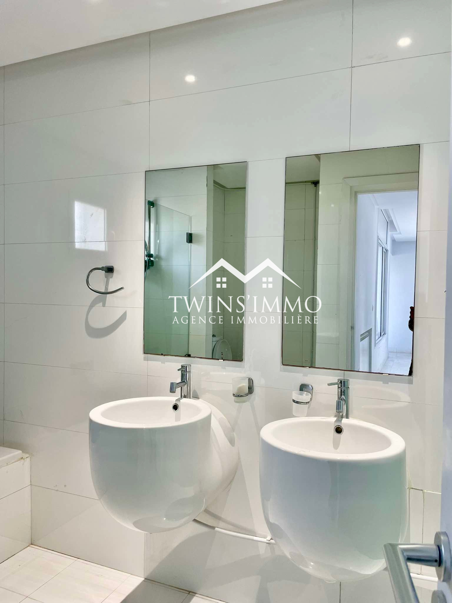 La Marsa Marsa Ennassim Location Appart. 4 pices tage de villa s4 semi meubl  la marsa
