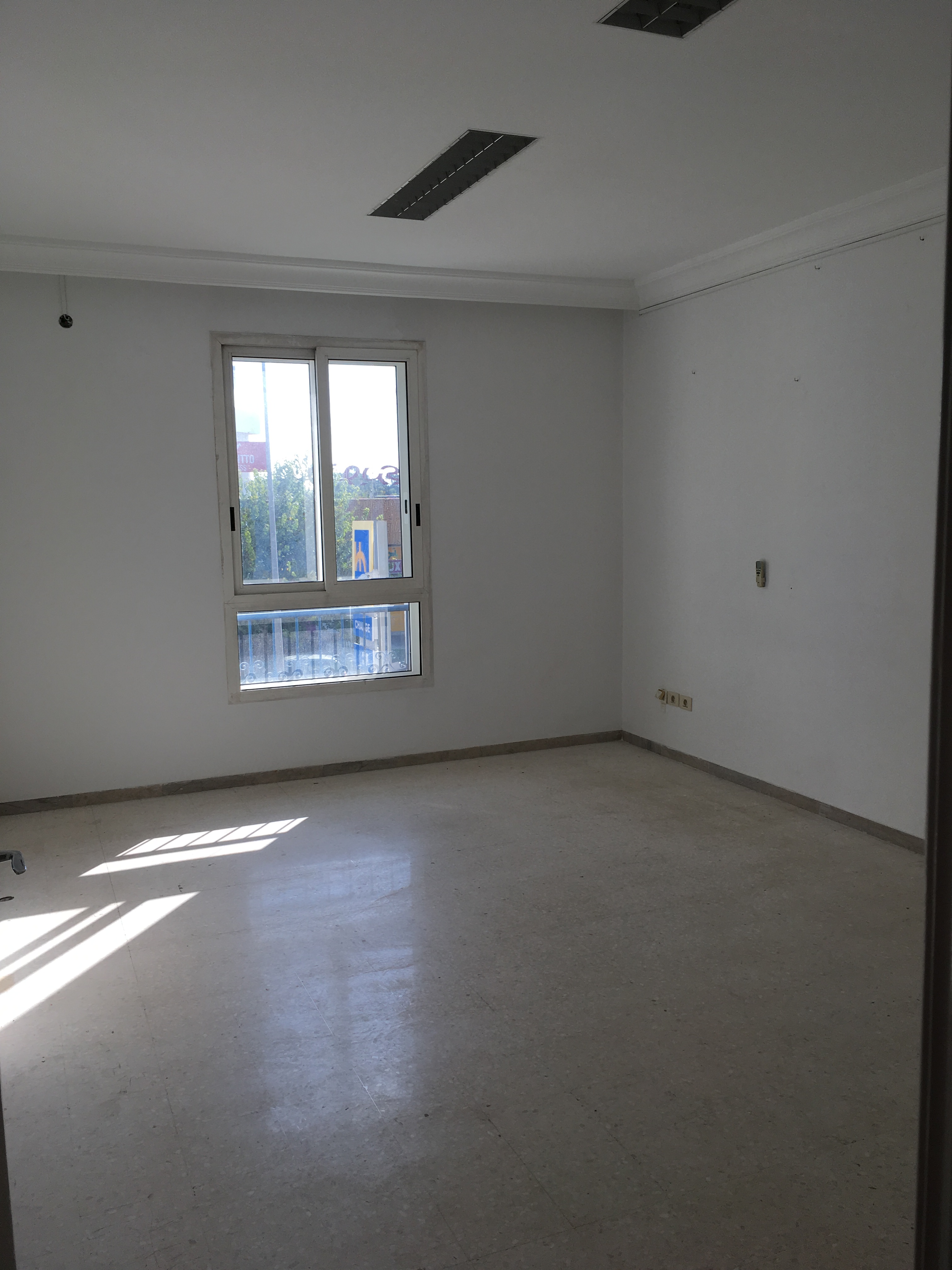El Menzah El Menzah 4 Location Appart. 1 pice Un bureau a2