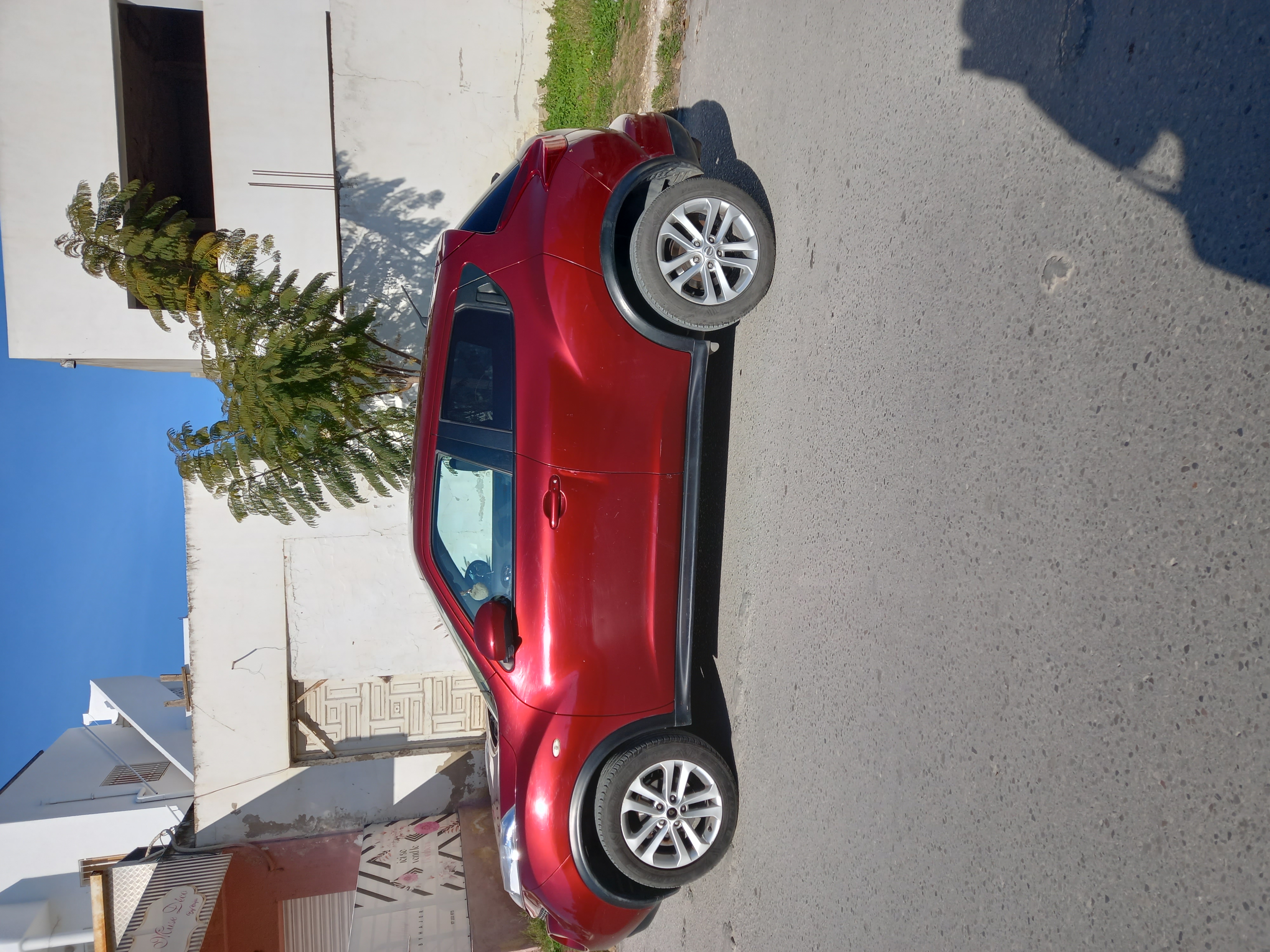 Ariana Ville Ariana Nissan JX-20 Nissan juke rouge bordeaux
