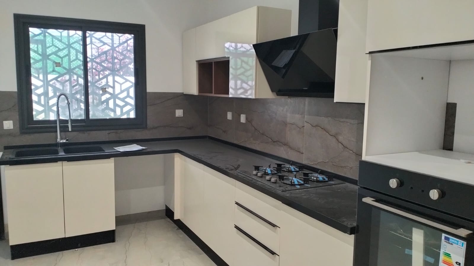 La Soukra Chotrana 2 Location Appart. 4 pices Al super appartement rdc a chotrana 2