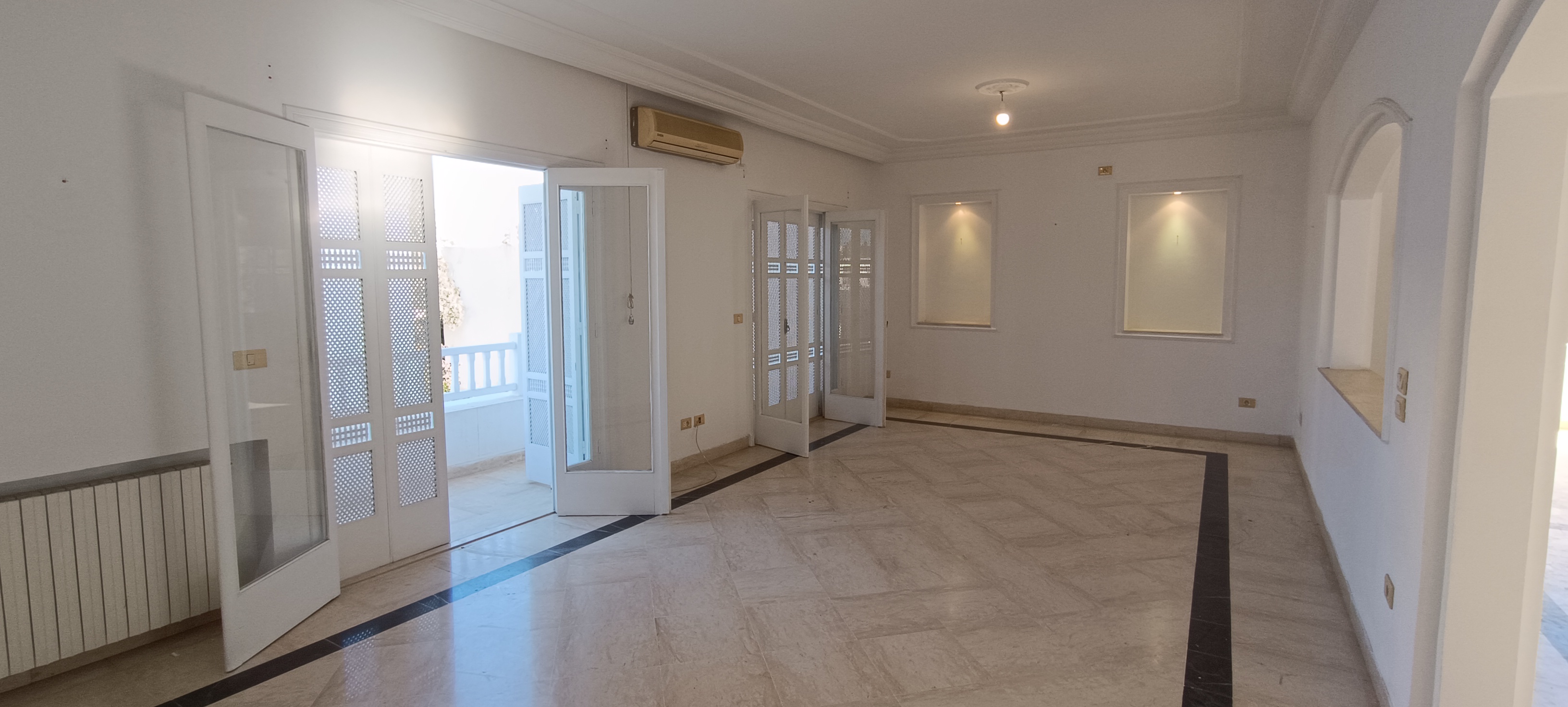 El Menzah Mutuelle Ville Location Appart. 3 pices Etage de villa s2 vide avec une terrasse