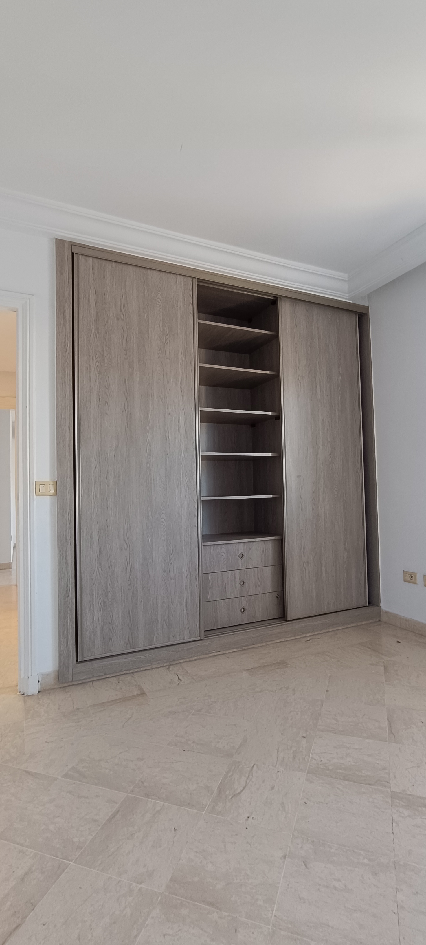 El Menzah Mutuelle Ville Location Appart. 3 pices Etage de villa s2 vide avec une terrasse