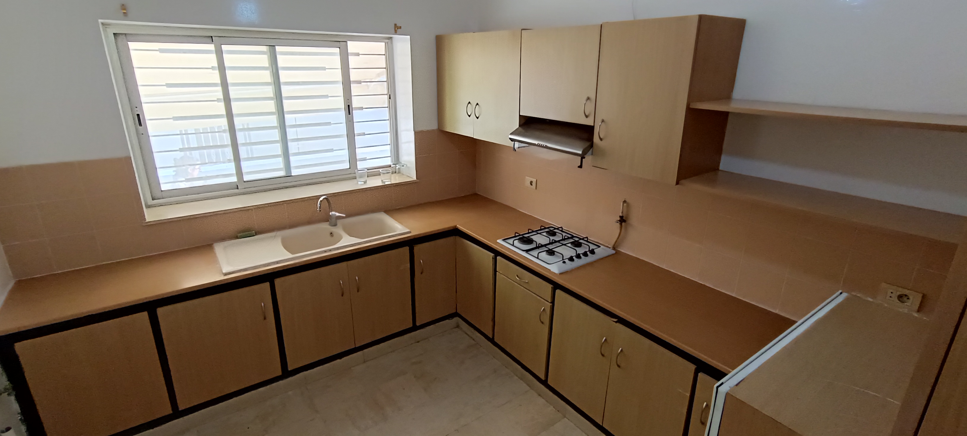 El Menzah Mutuelle Ville Location Appart. 3 pices Etage de villa s2 vide avec une terrasse