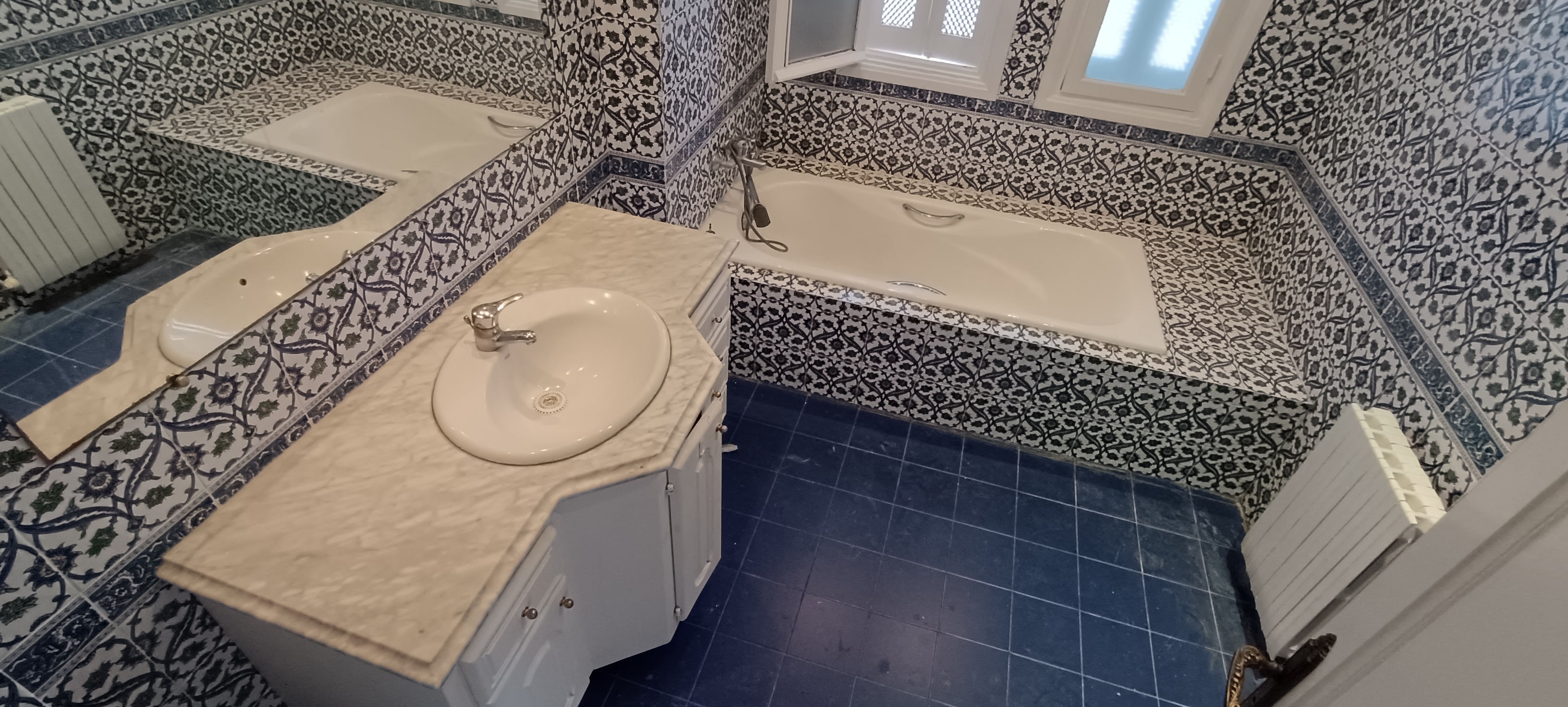 El Menzah Mutuelle Ville Location Appart. 3 pices Etage de villa s2 vide avec une terrasse