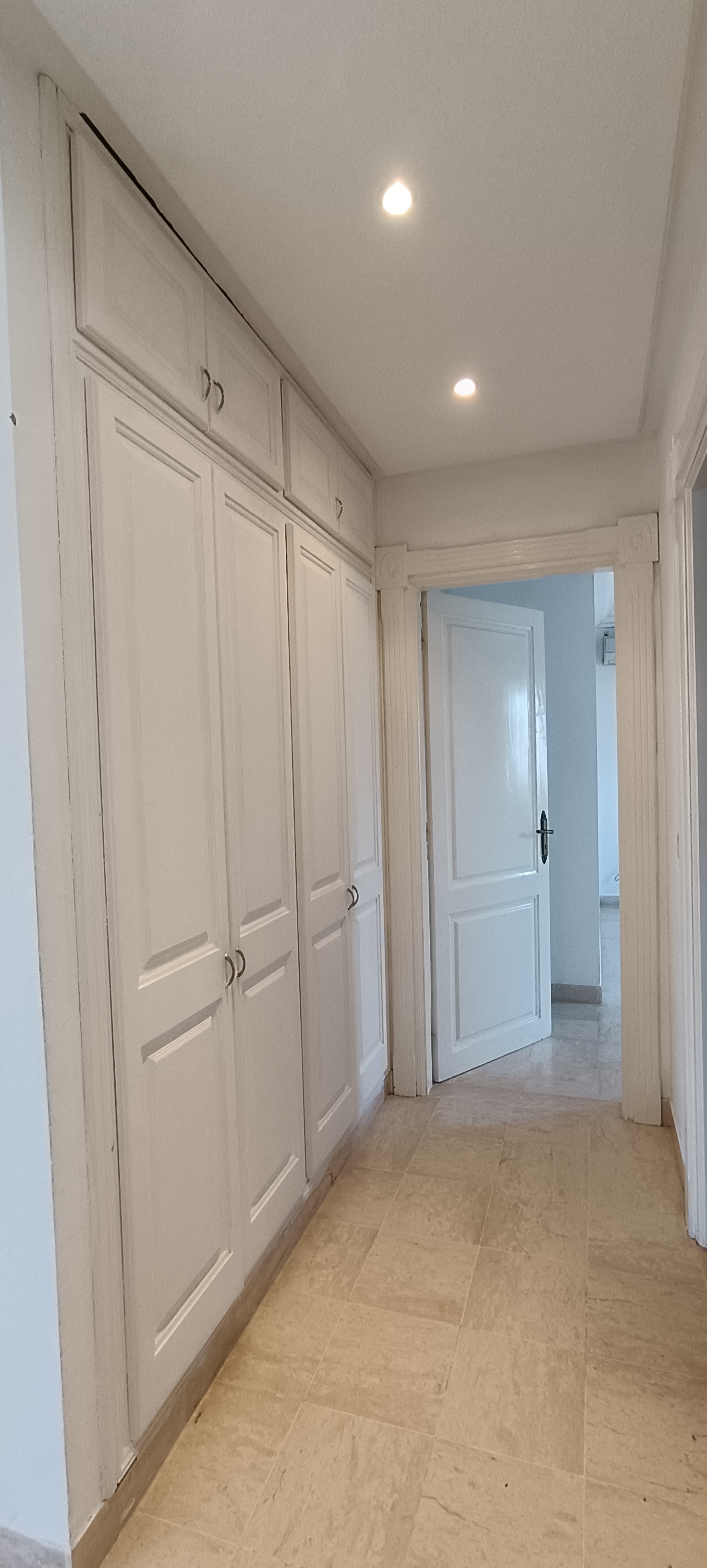 El Menzah Mutuelle Ville Location Appart. 3 pices Etage de villa s2 vide avec une terrasse