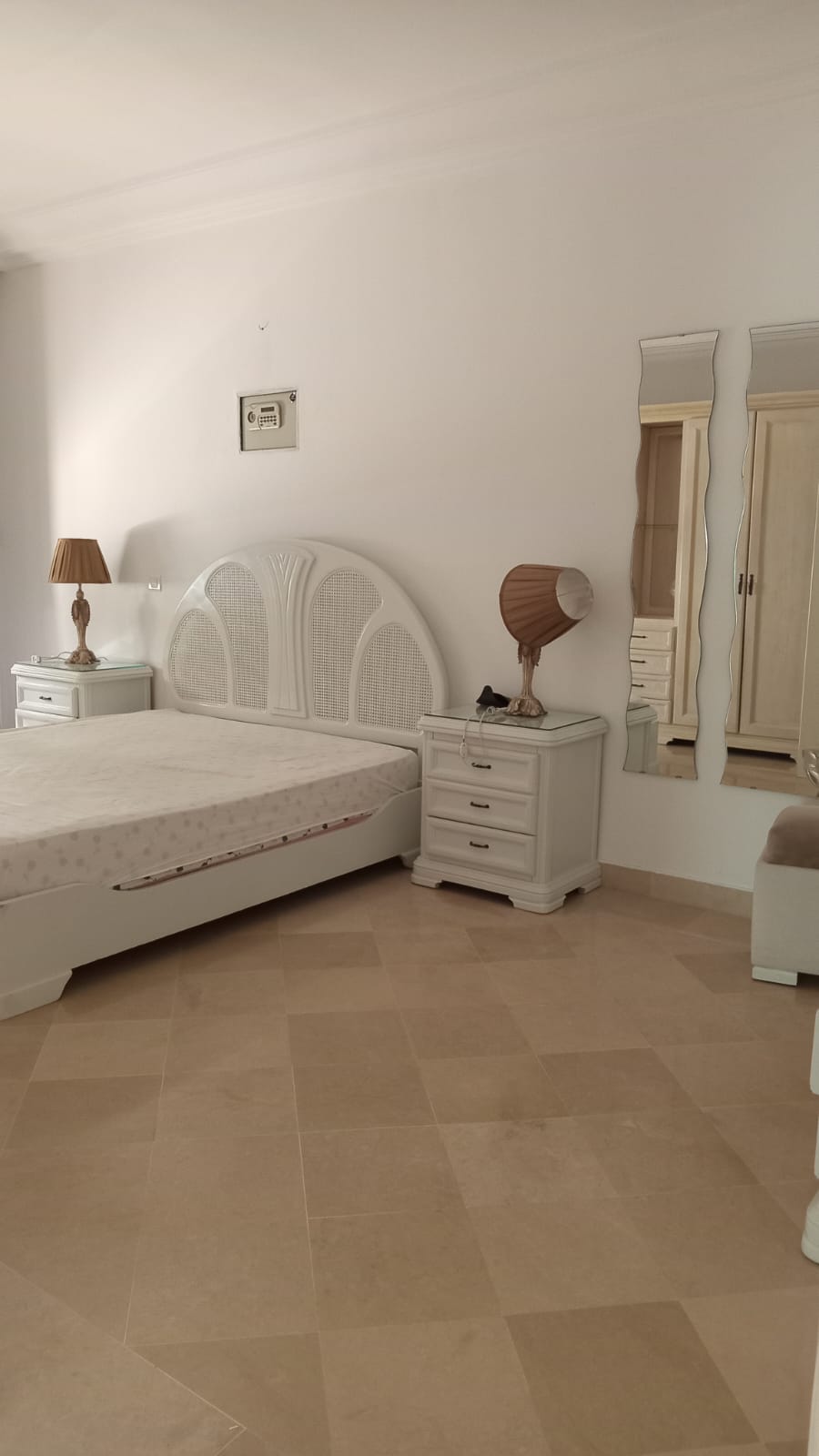 La Marsa El Aouina Location Appart. 5 pices+ Rez de chausse villa et rez de jardin aux jda