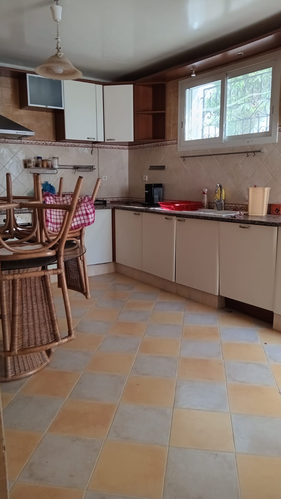 La Marsa El Aouina Location Appart. 5 pices+ Rez de chausse villa et rez de jardin aux jda