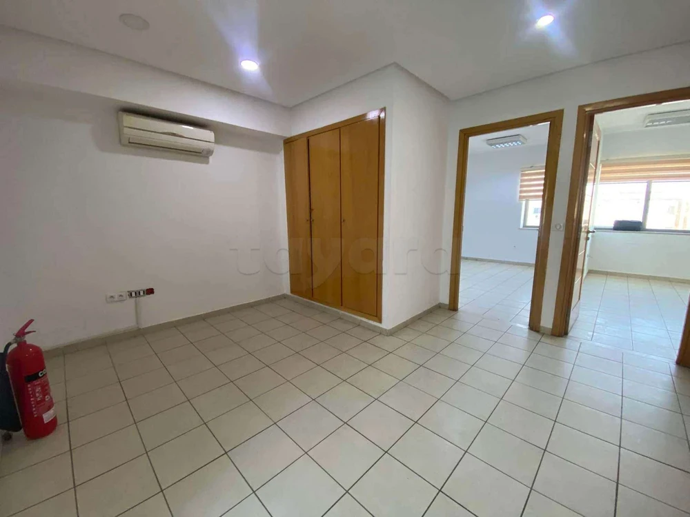 Cite El Khadra Zone urbaine nord Location Surfaces Particulier loue bureau centre cloptre