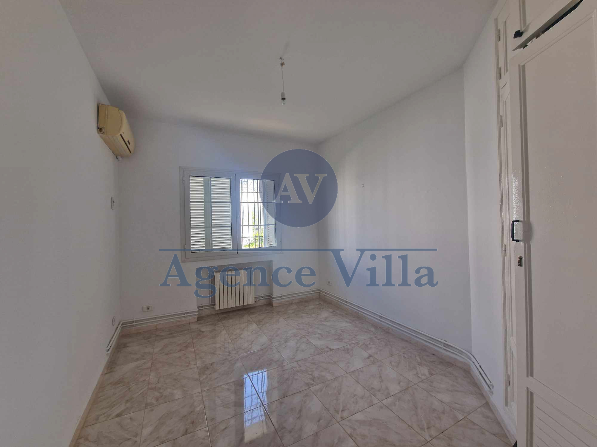 La Marsa Marsa Ennassim Location Appart. 5 pices+ Une villa s4  la marsa avec jardin
