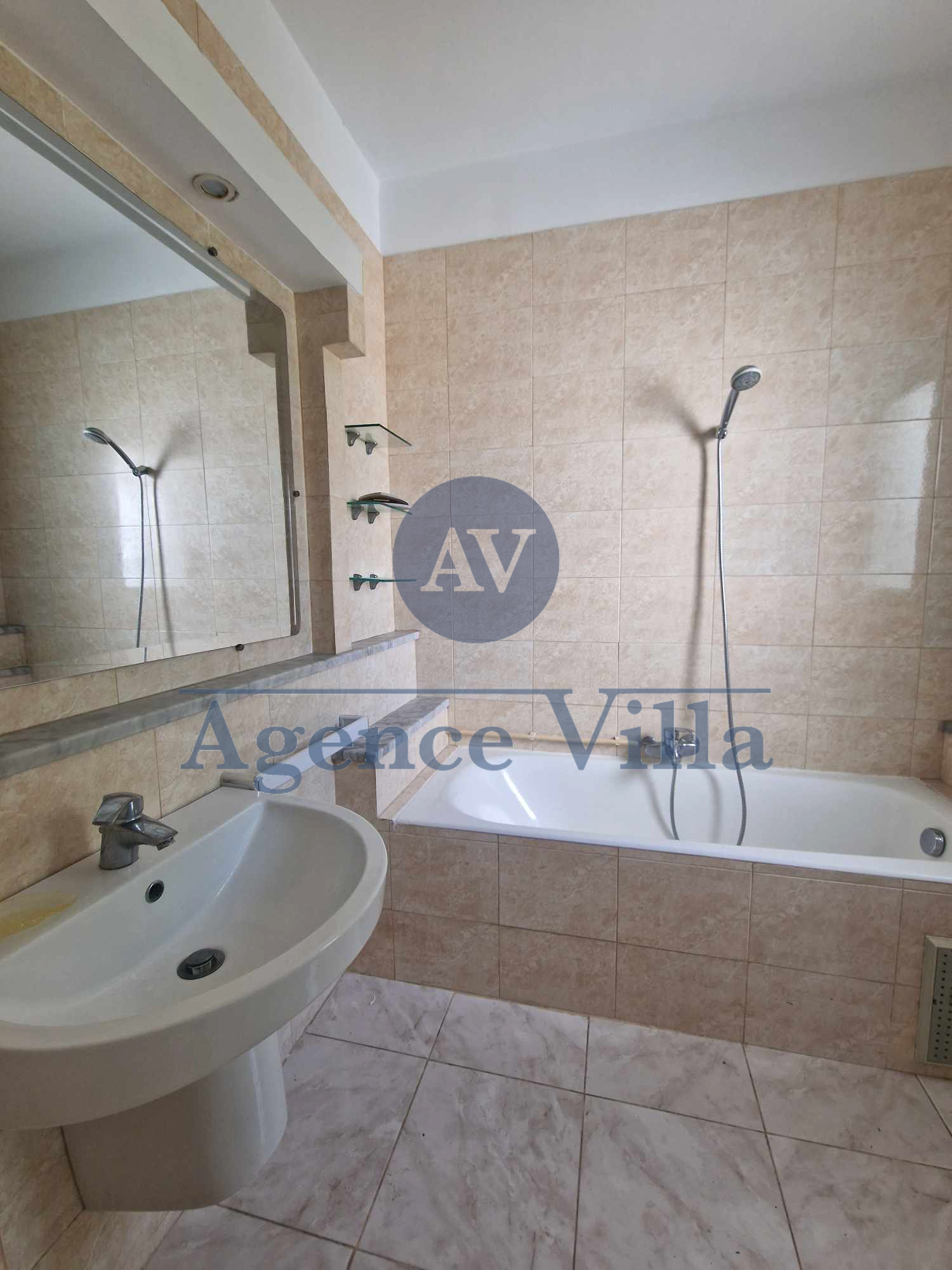 La Marsa Marsa Ennassim Location Appart. 5 pices+ Une villa s4  la marsa avec jardin