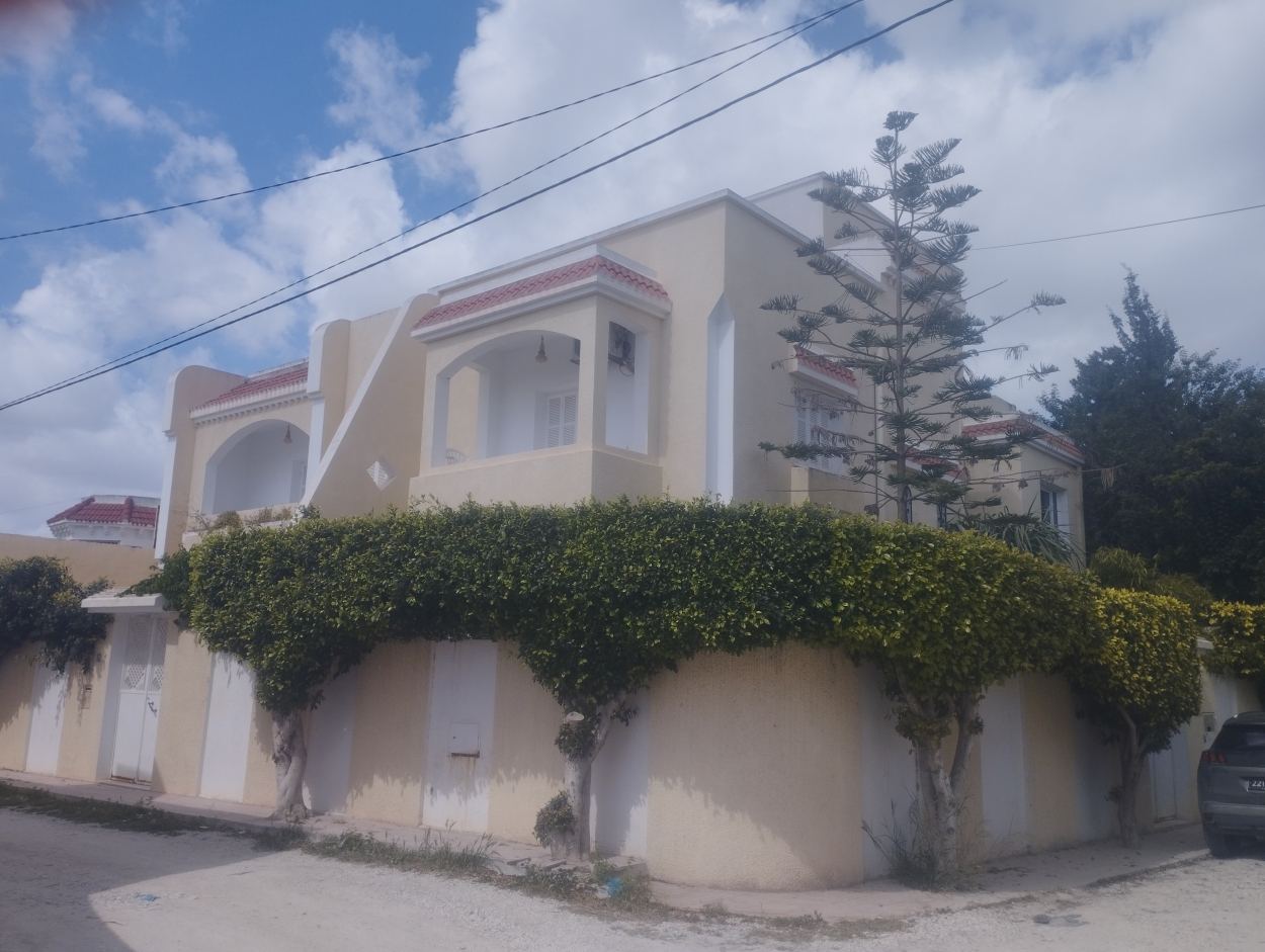 La Soukra Borj Louzir Vente Maisons Villa haut standing sur deux niveaux indpendants
