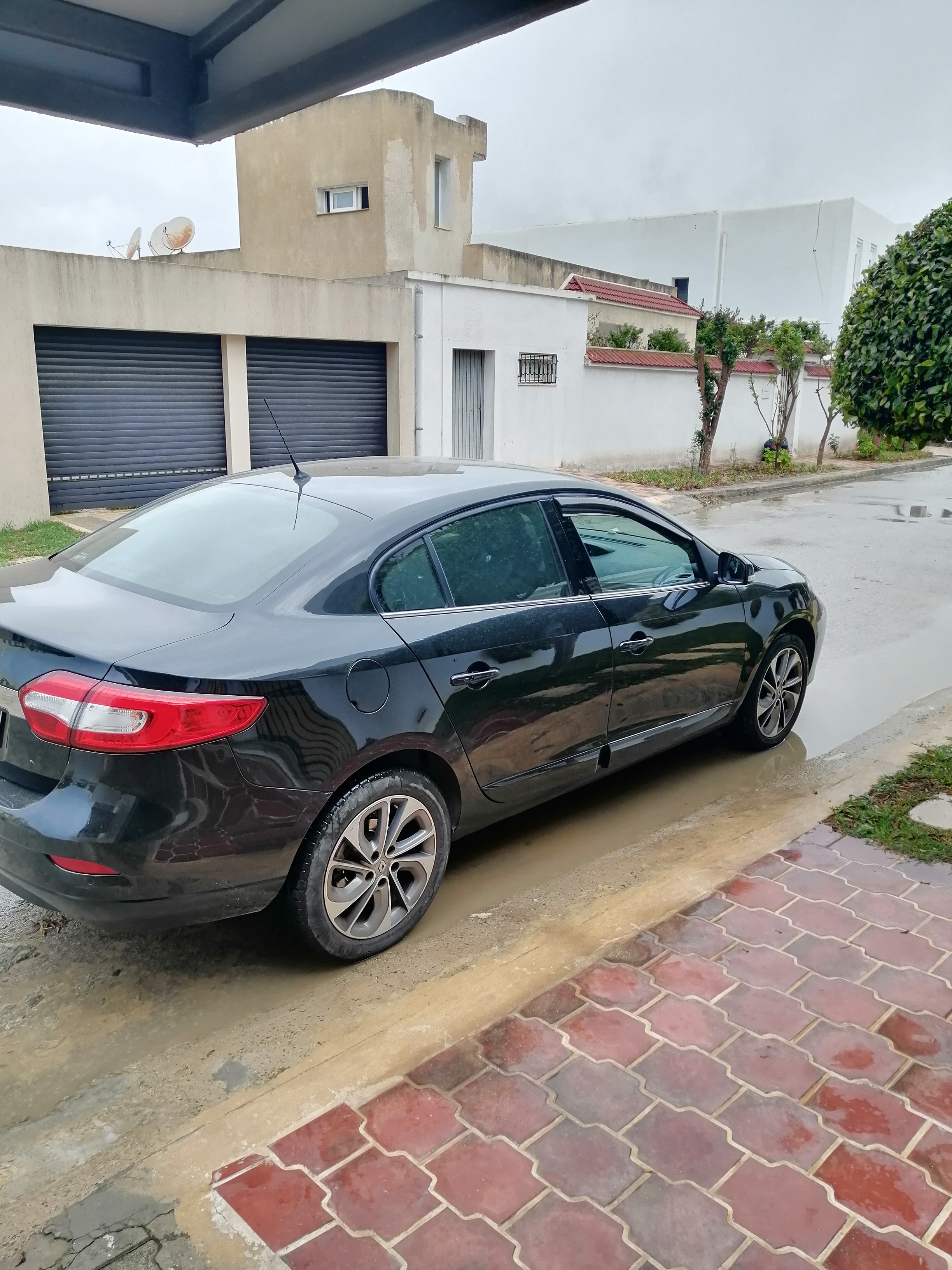 Ain Zaghouan Jardins de Carthage Renault FLUENCE Renault fluence