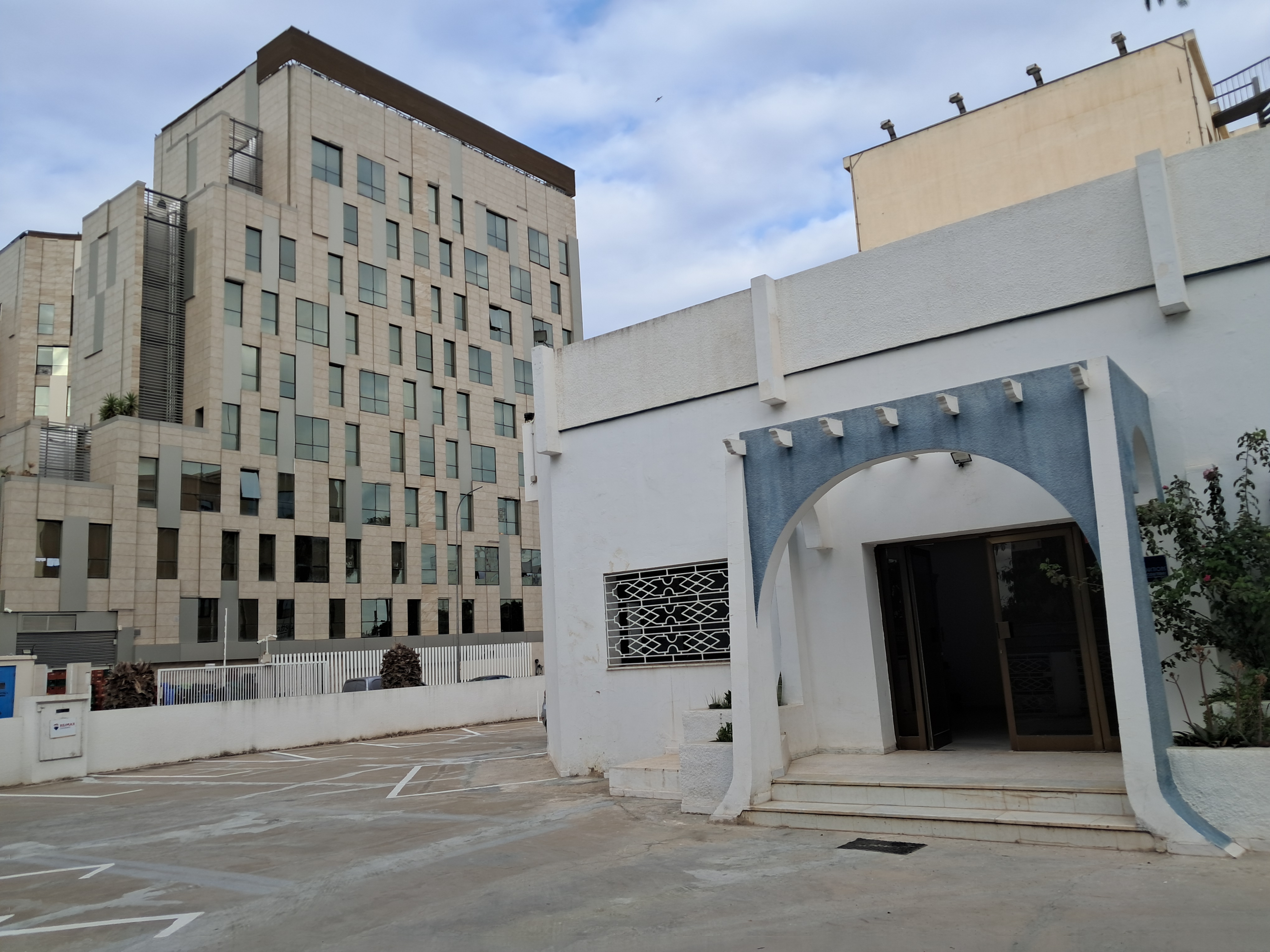 Cite El Khadra Zone urbaine nord Location Appart. 4 pices Appartement  usage bureau  au centre urbain nord