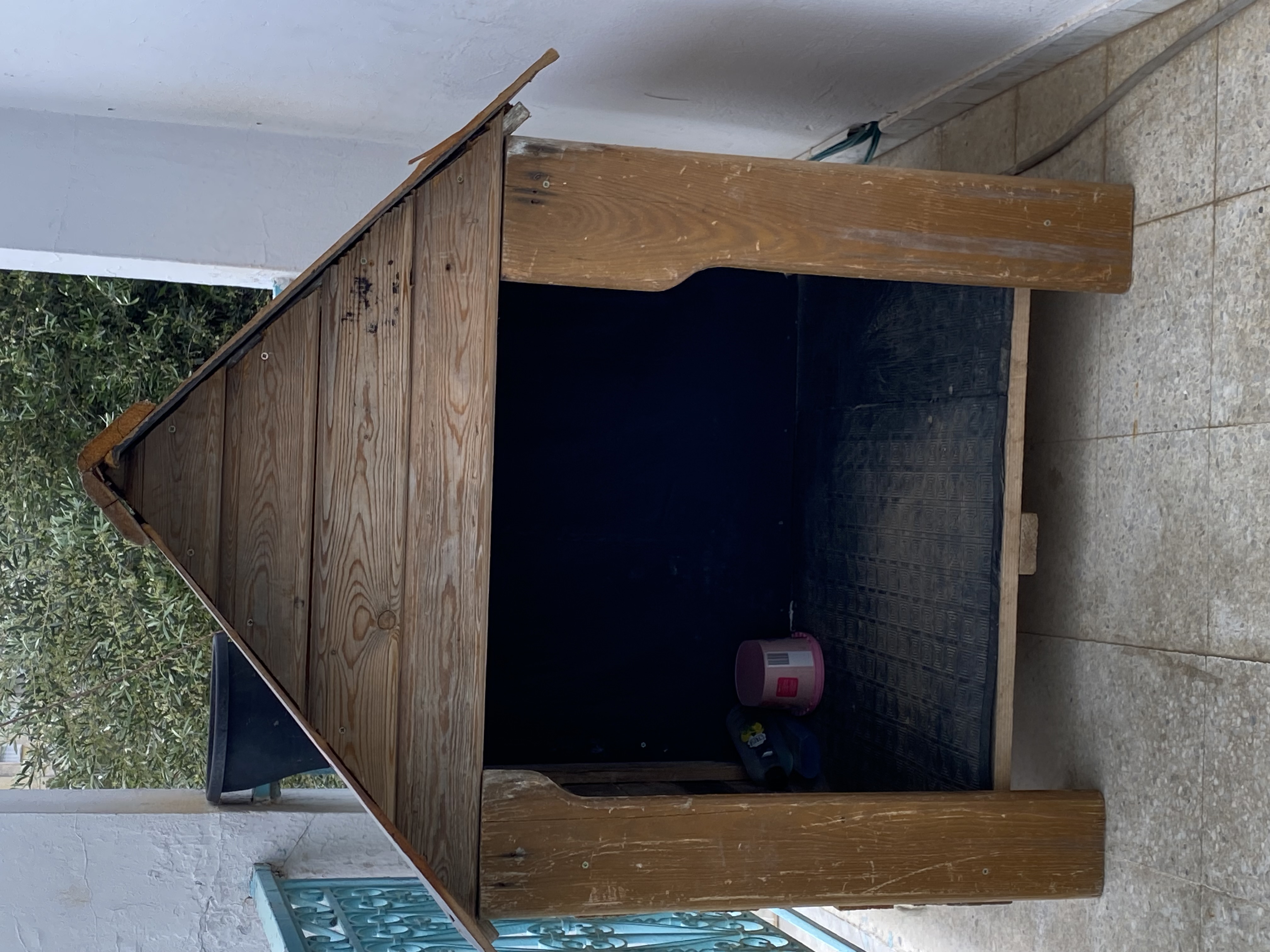 Le Bardo Ksar Said Autres meubles Autres Niche de chien en palettes 90 cm sur 70 cm