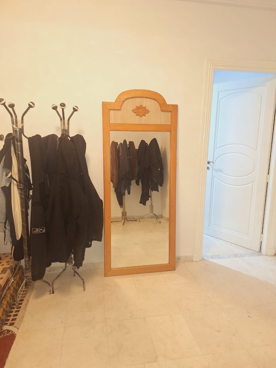 La Soukra Aeroport Tunis Carthage Chambres  coucher Autres Miroir avec un joli cadre en bois  wa7at laouina