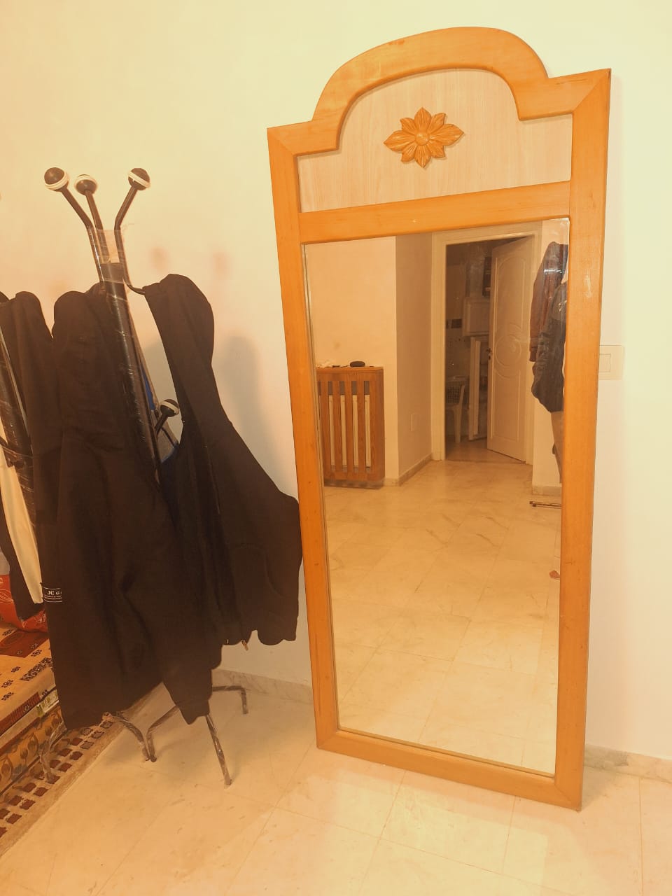 La Soukra Aeroport Tunis Carthage Chambres  coucher Autres Miroir avec un joli cadre en bois  wa7at laouina