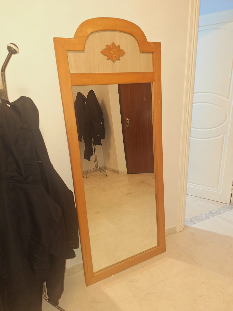 La Soukra Aeroport Tunis Carthage Chambres  coucher Autres Miroir avec un joli cadre en bois  wa7at laouina