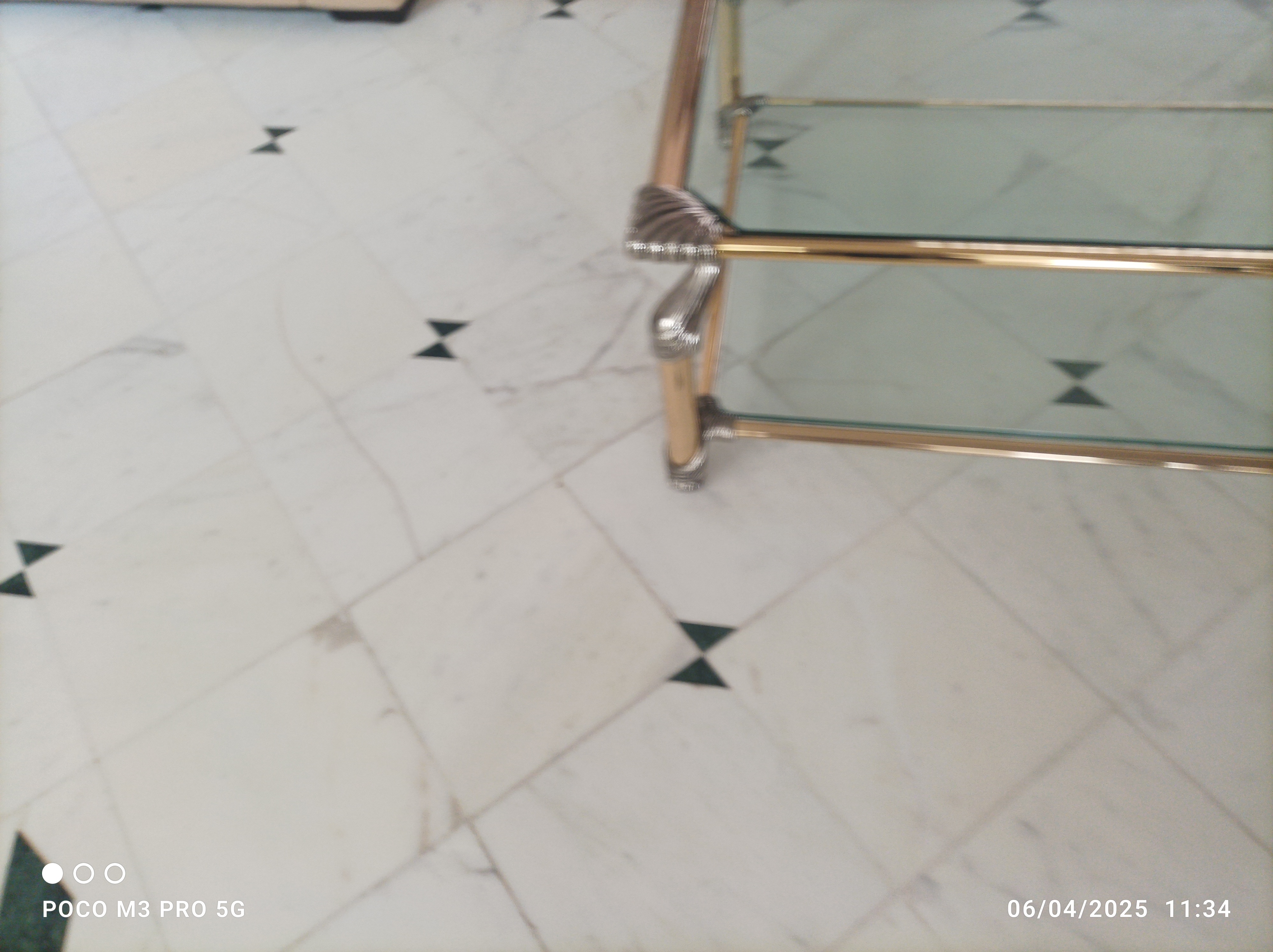 Ariana Ville Cite Ennasr 2 Salon - Salle  manger  Tables basses Table en laiton