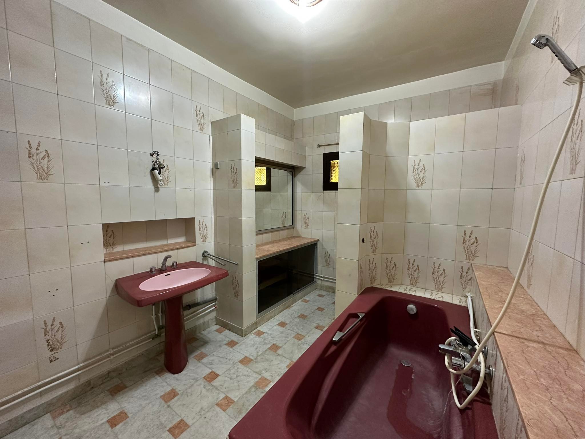 Ariana Ville El Menzah 7 Location Appart. 4 pices Etage de villa s3 meubl  menzah 7