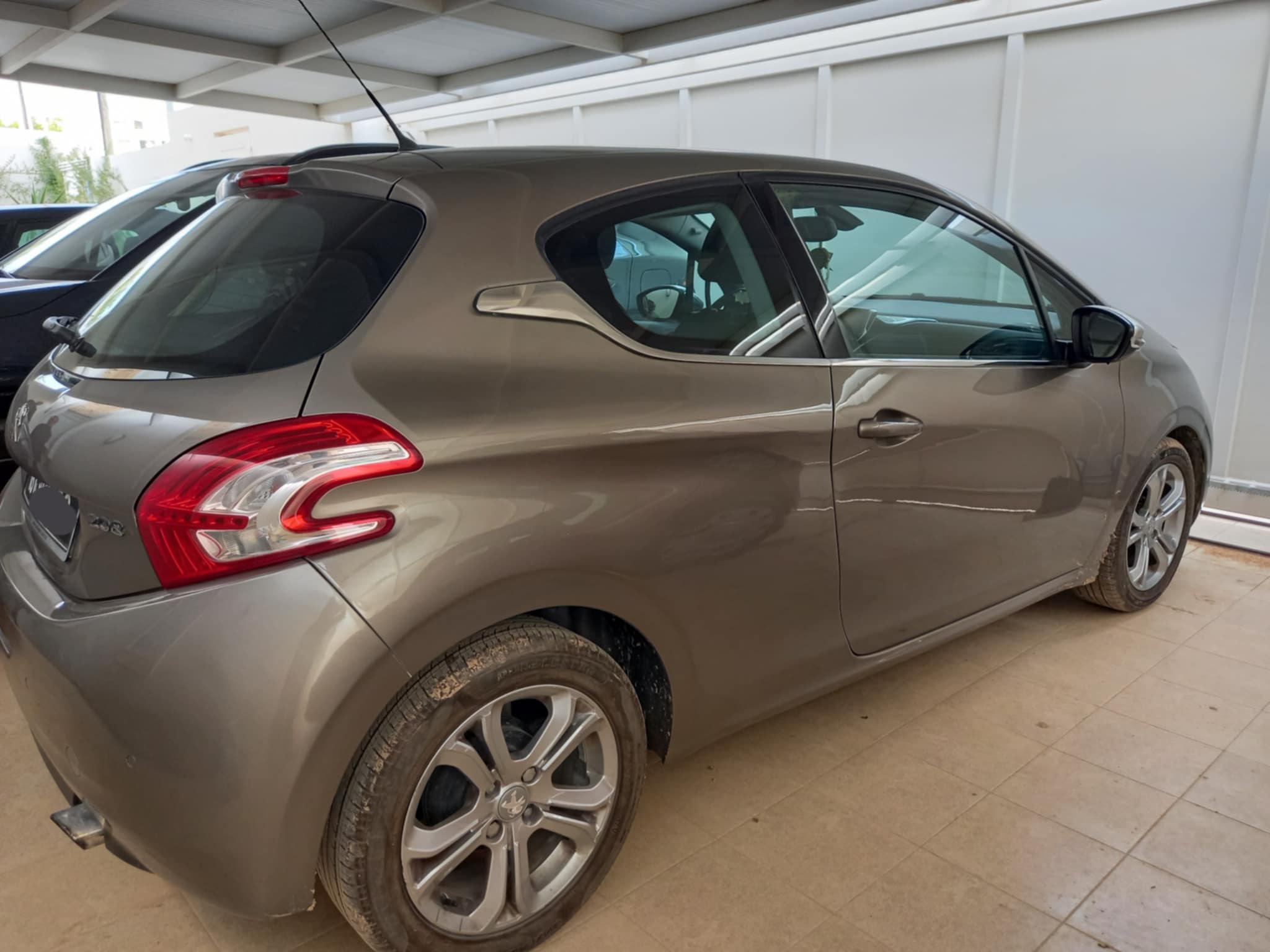 Ariana Ville Riadh Landlous Peugeot Peugeot 208 en excellent tat