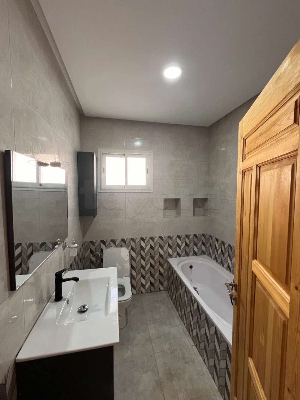 Ariana Ville Riadh Landlous Location Appart. 4 pices Etage de villa s3 1400d riadh andalous