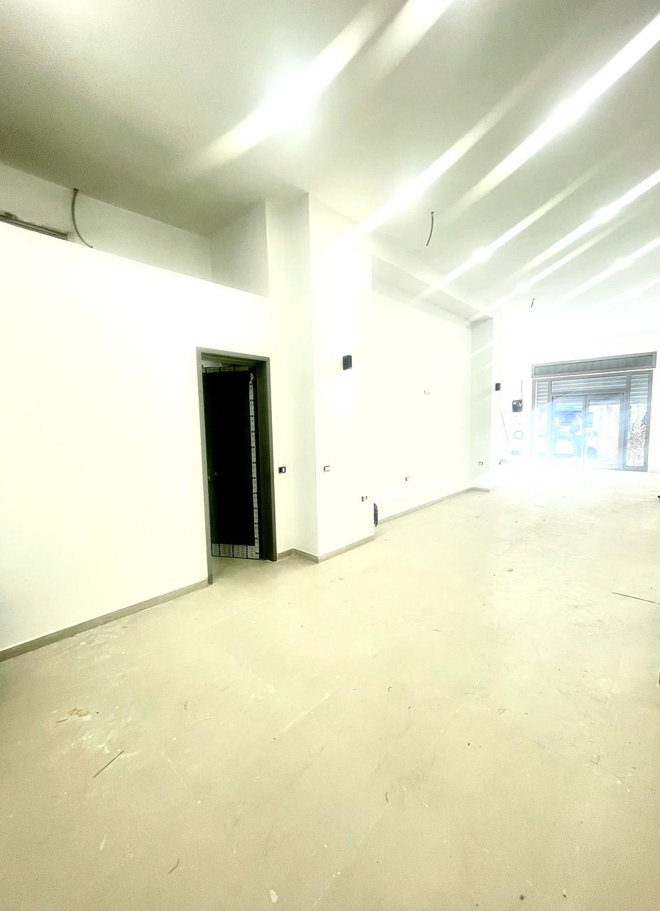 Bab Souika Bab El Khadra Bureaux & Commerces Surfaces Local commercial  lafayette en face champion