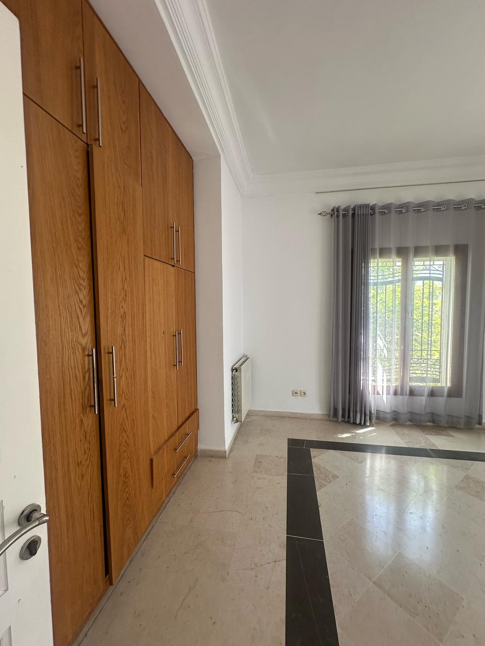 El Omrane El Omrane Location Maisons Une villa de luxe  france ville
