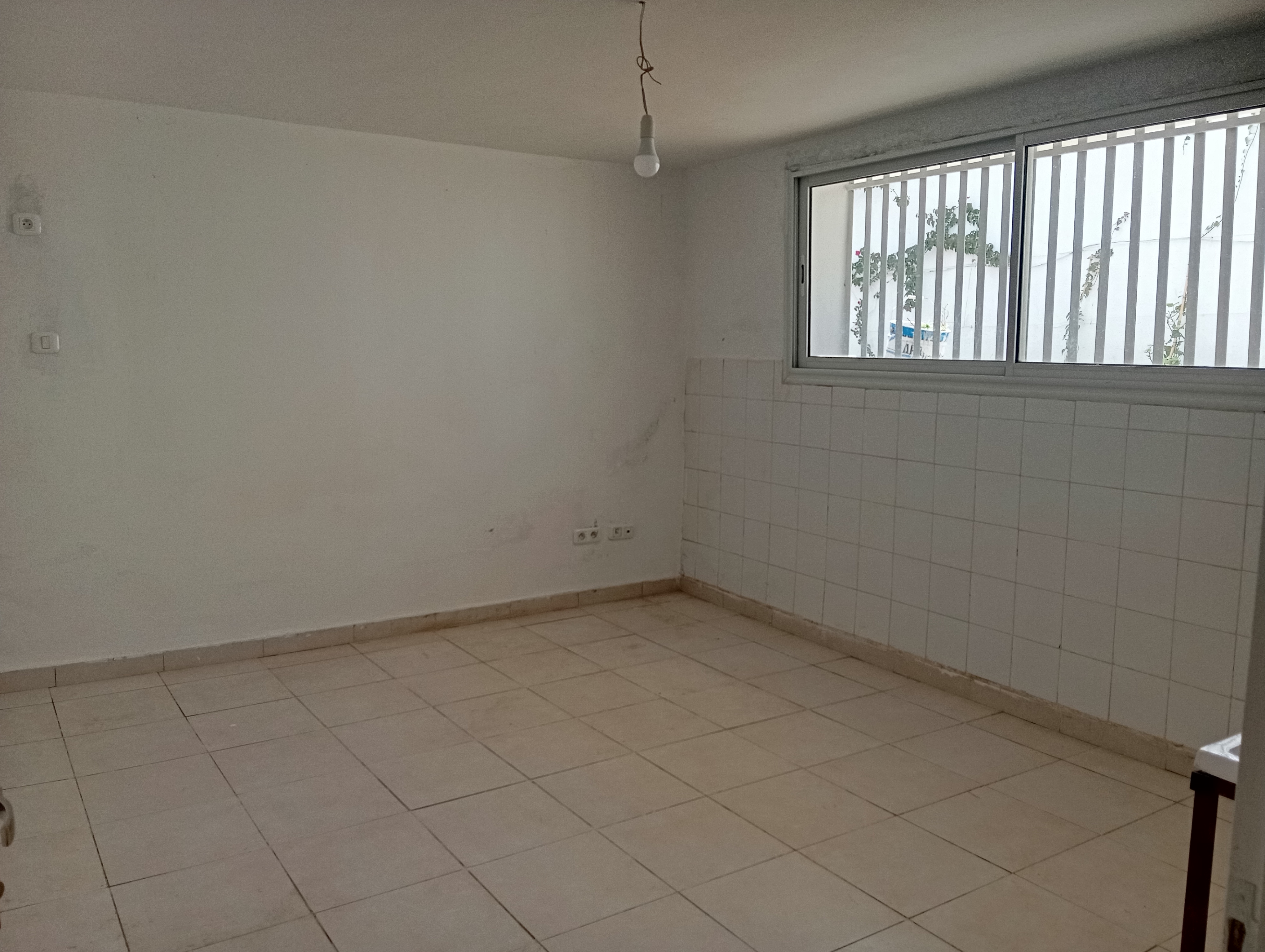 Ariana Ville El Menzah 8 Location Maisons Immeuble  usage professionnel ou commercial