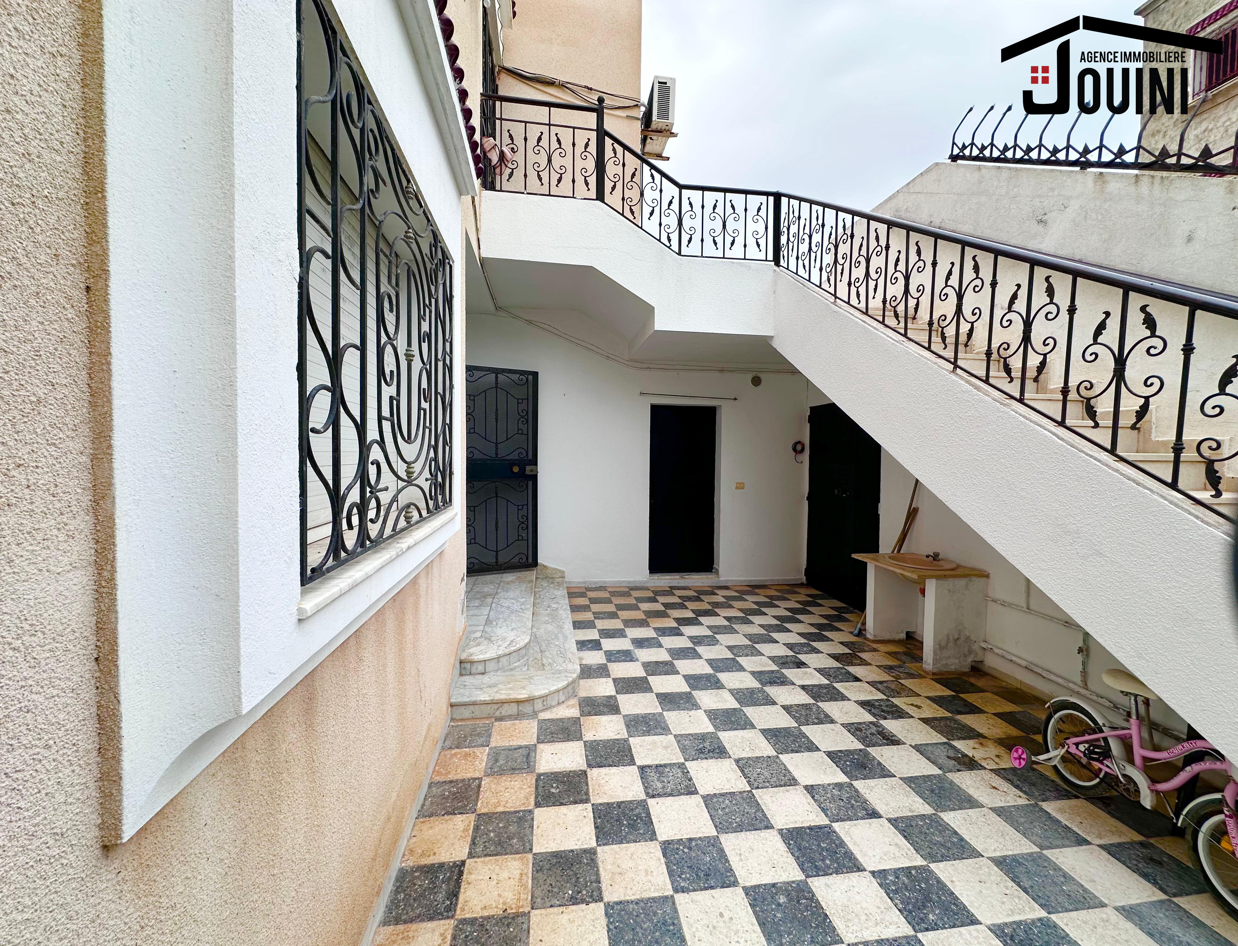 Sidi Hassine Sidi Hassine Vente Maisons Grande maison 300 m2  sidi hassine tunis