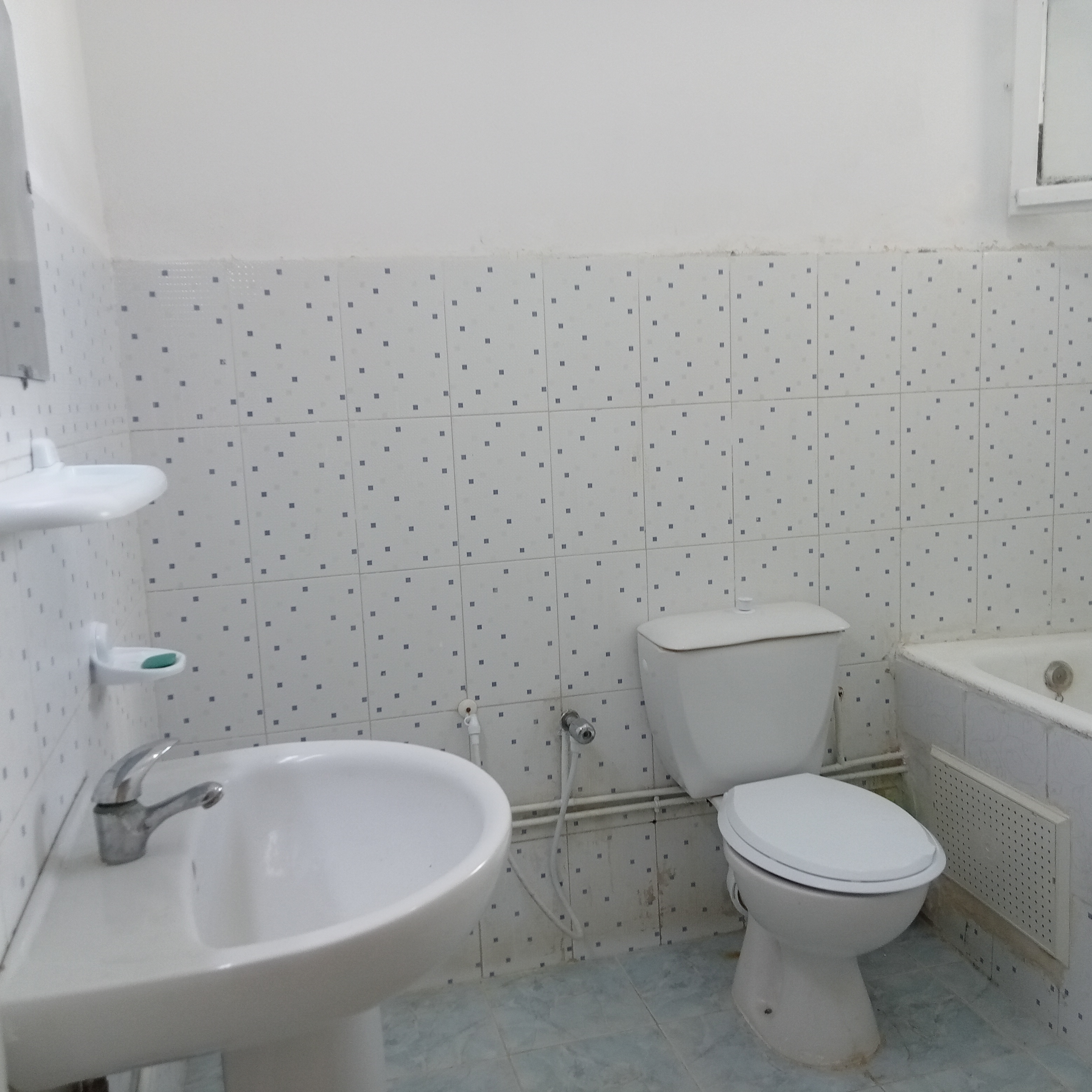 La Soukra Borj Louzir Location Appart. 4 pices S3 meubl tudiantes ou fonctionnaires