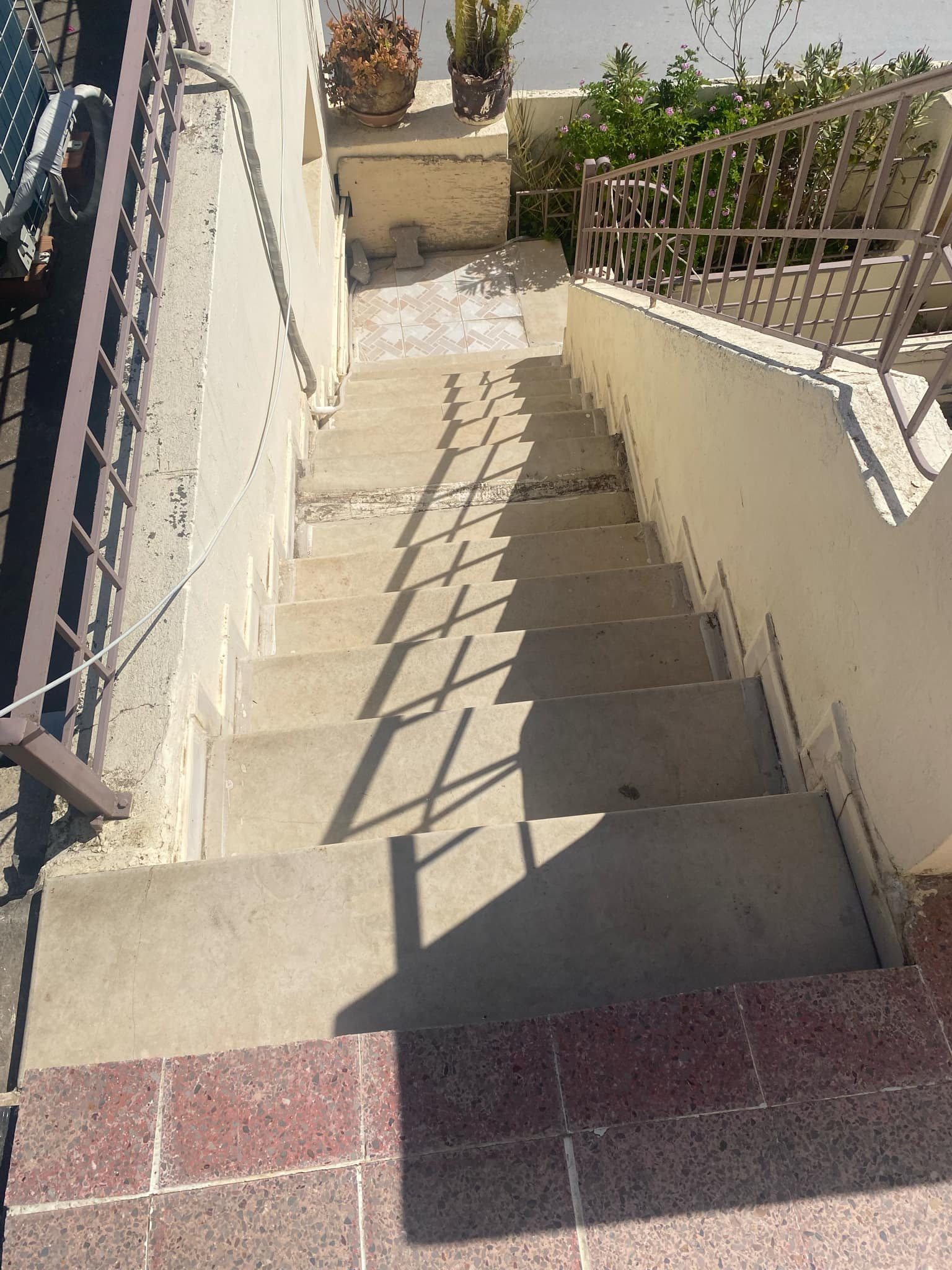 El Menzah Cite El Mahrajene Location Appart. 4 pices Etage villa spacieux